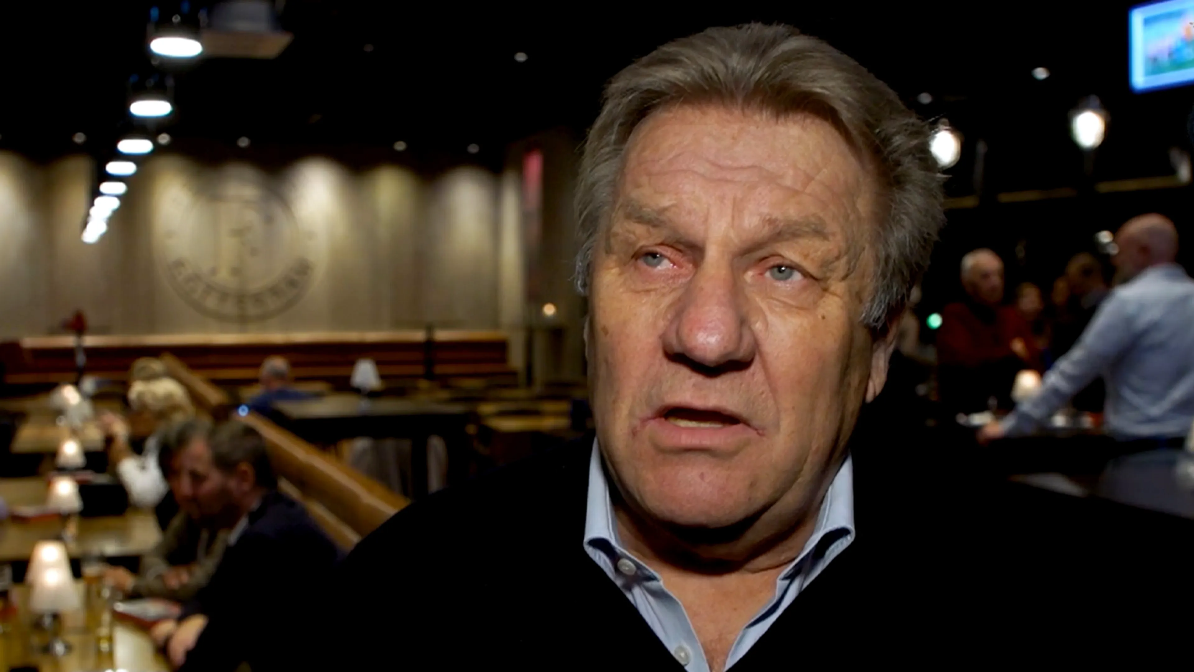 'Als Johan dat niet doet, is hij de volgende uitzending met een kale kop en zonder snor op tv'