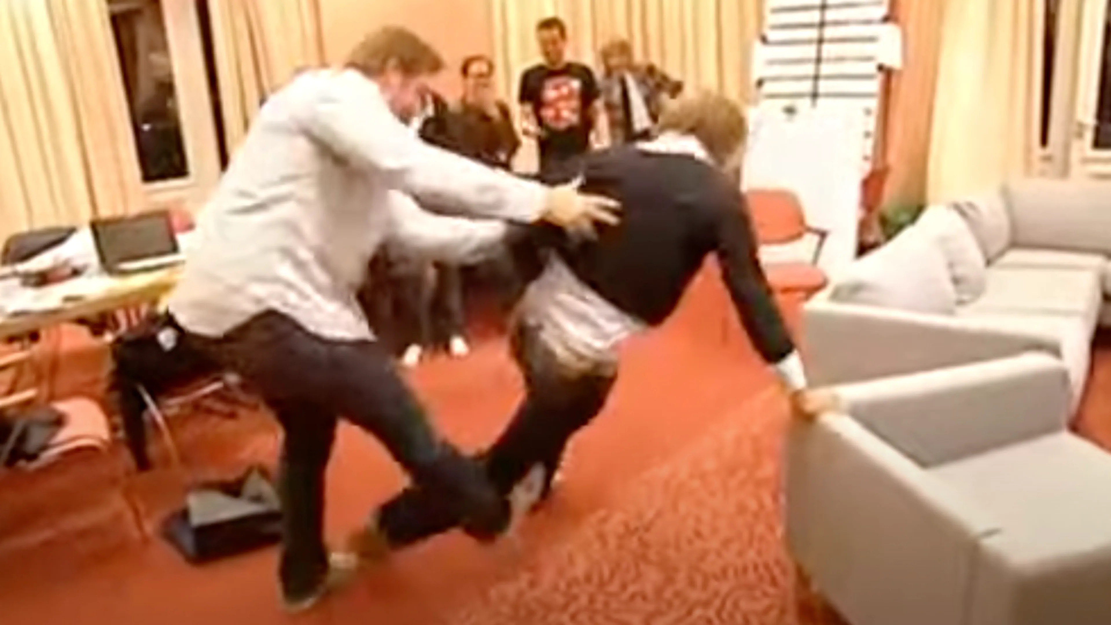 CLASSIC: Hansie Hansie scheurt spier door hardhandige clash met Dennis van der Geest