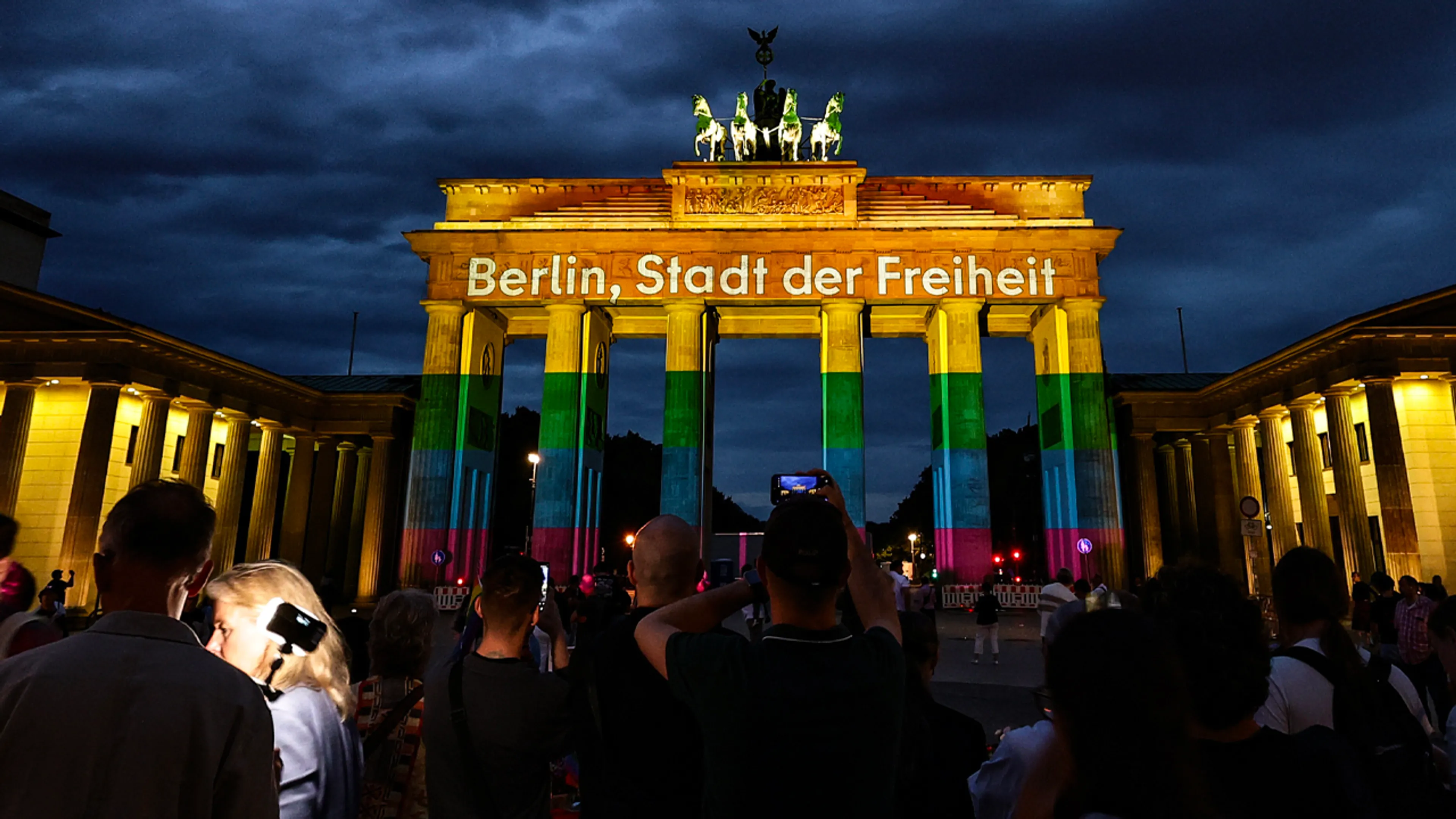 Brandenburger Tor verlicht in regenboogkleuren na aanslag Pride