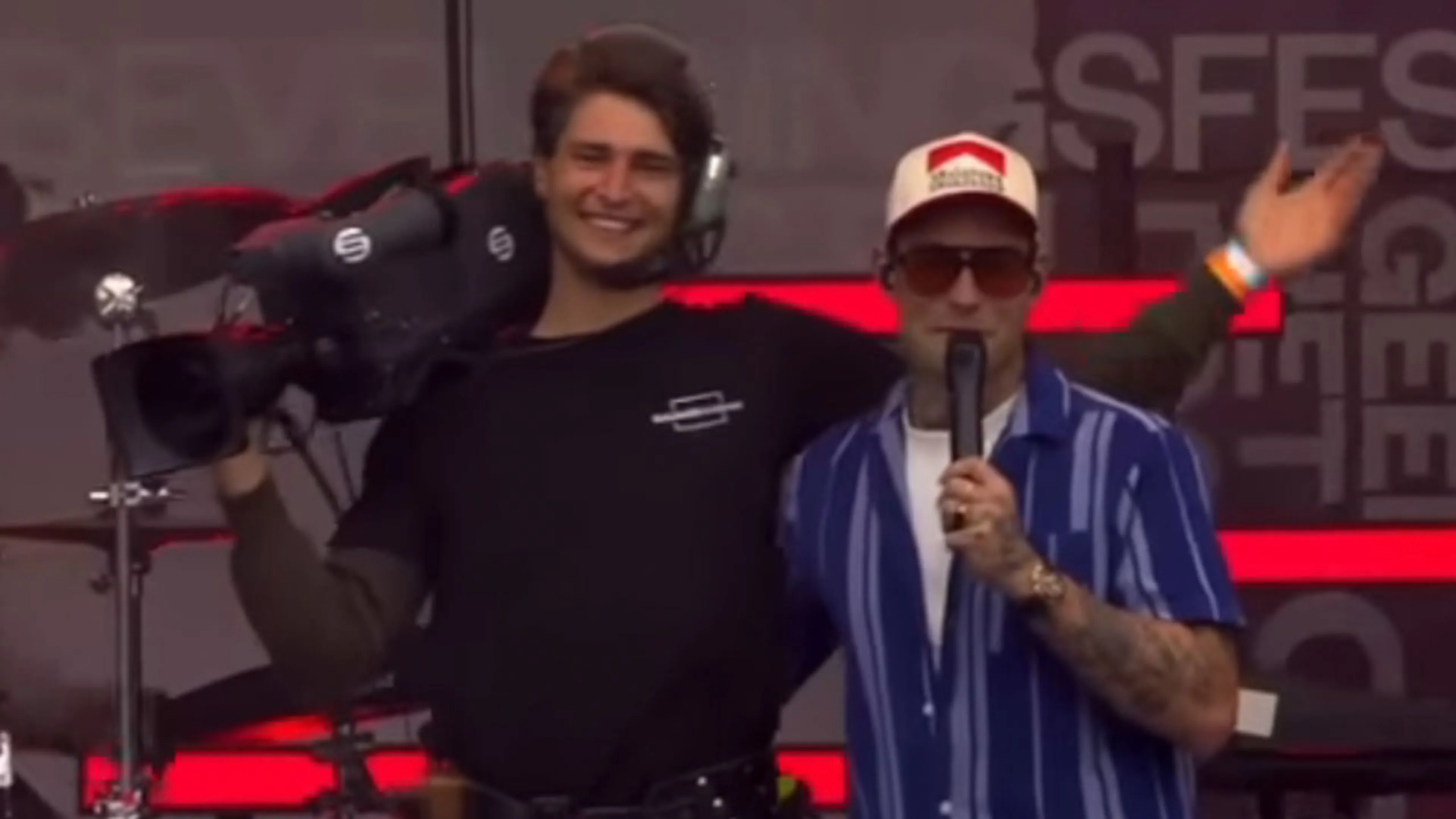 Douwe Bob helpt cameraman aan date op Bevrijdingsfestival Groningen