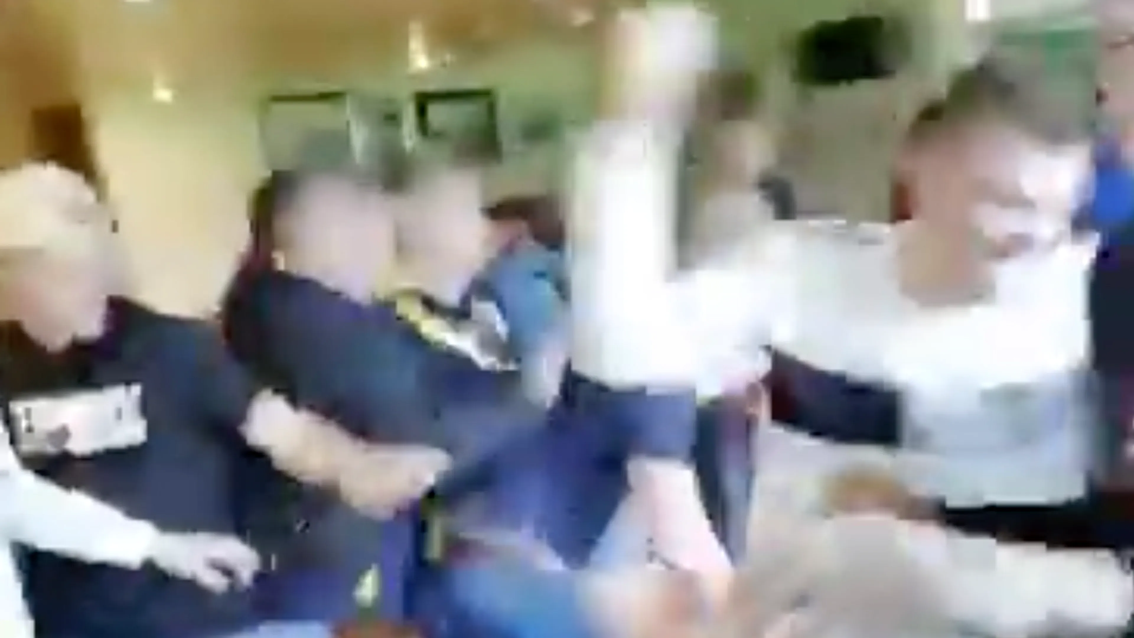 WTF! Supporters met elkaar op de vuist in kantine