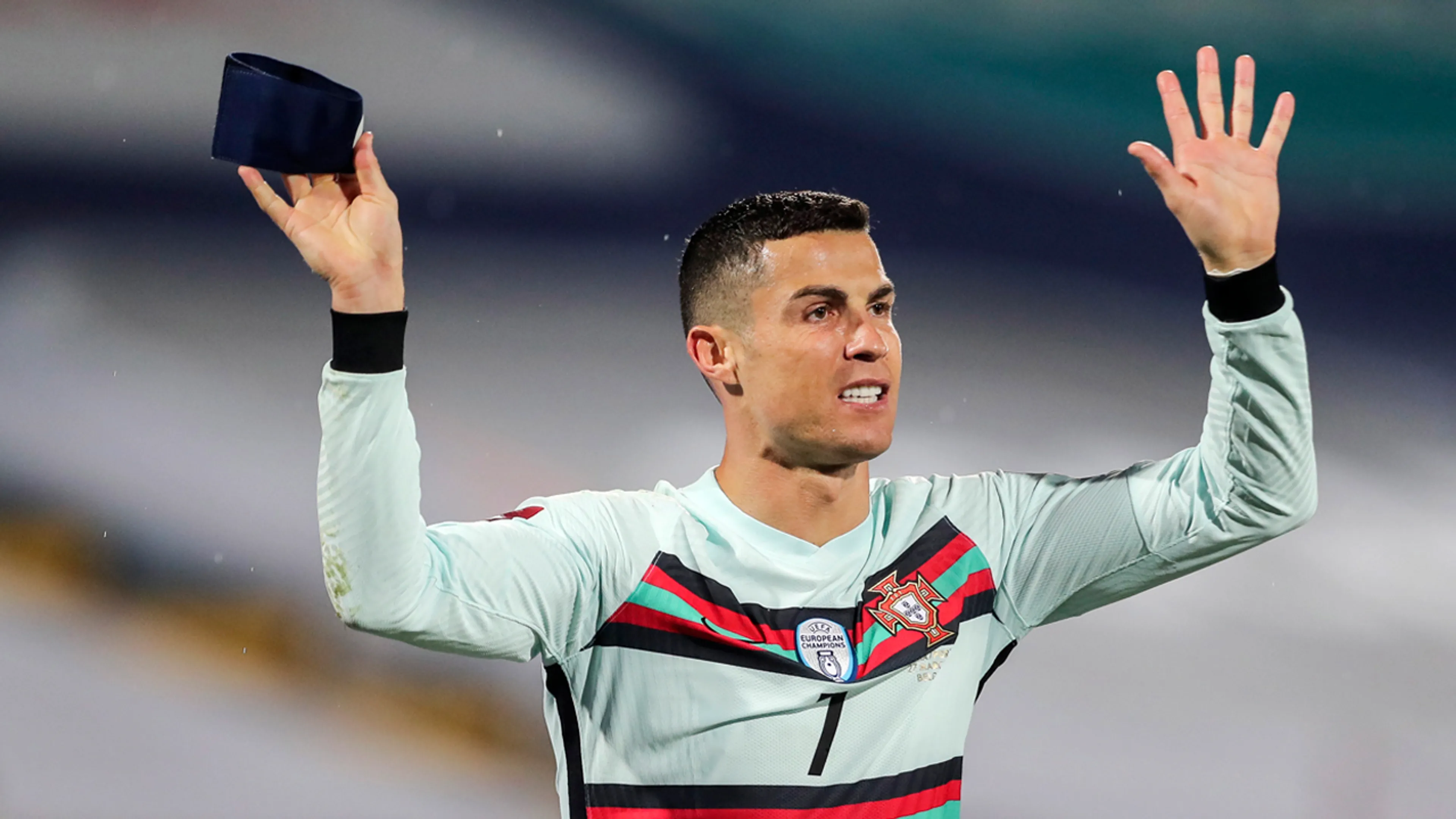 Weggegooide aanvoerdersband Ronaldo levert gigantisch bedrag op