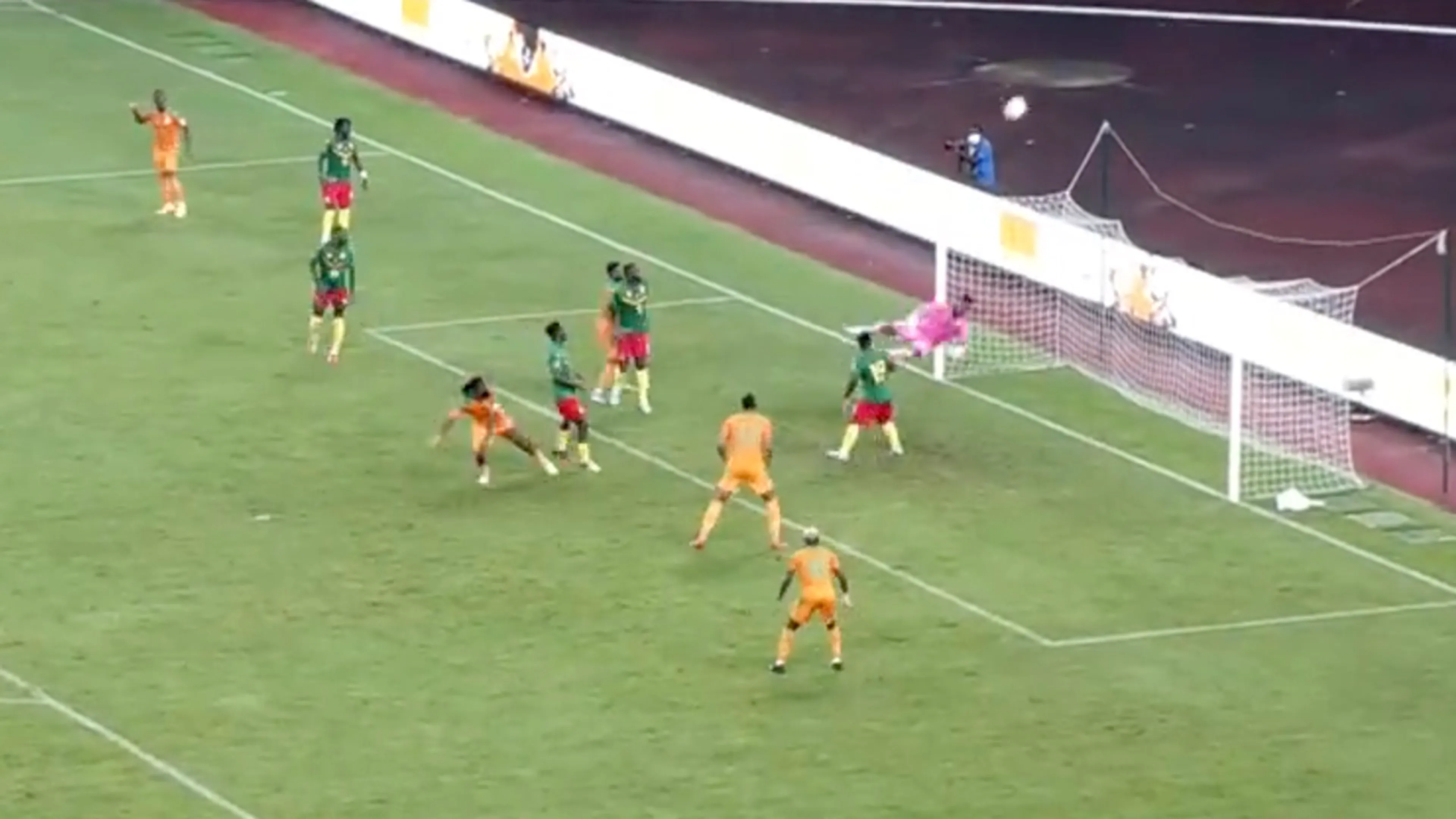 VIDEO: Onana laat zich gelden bij Kameroen met een waanzinnige redding