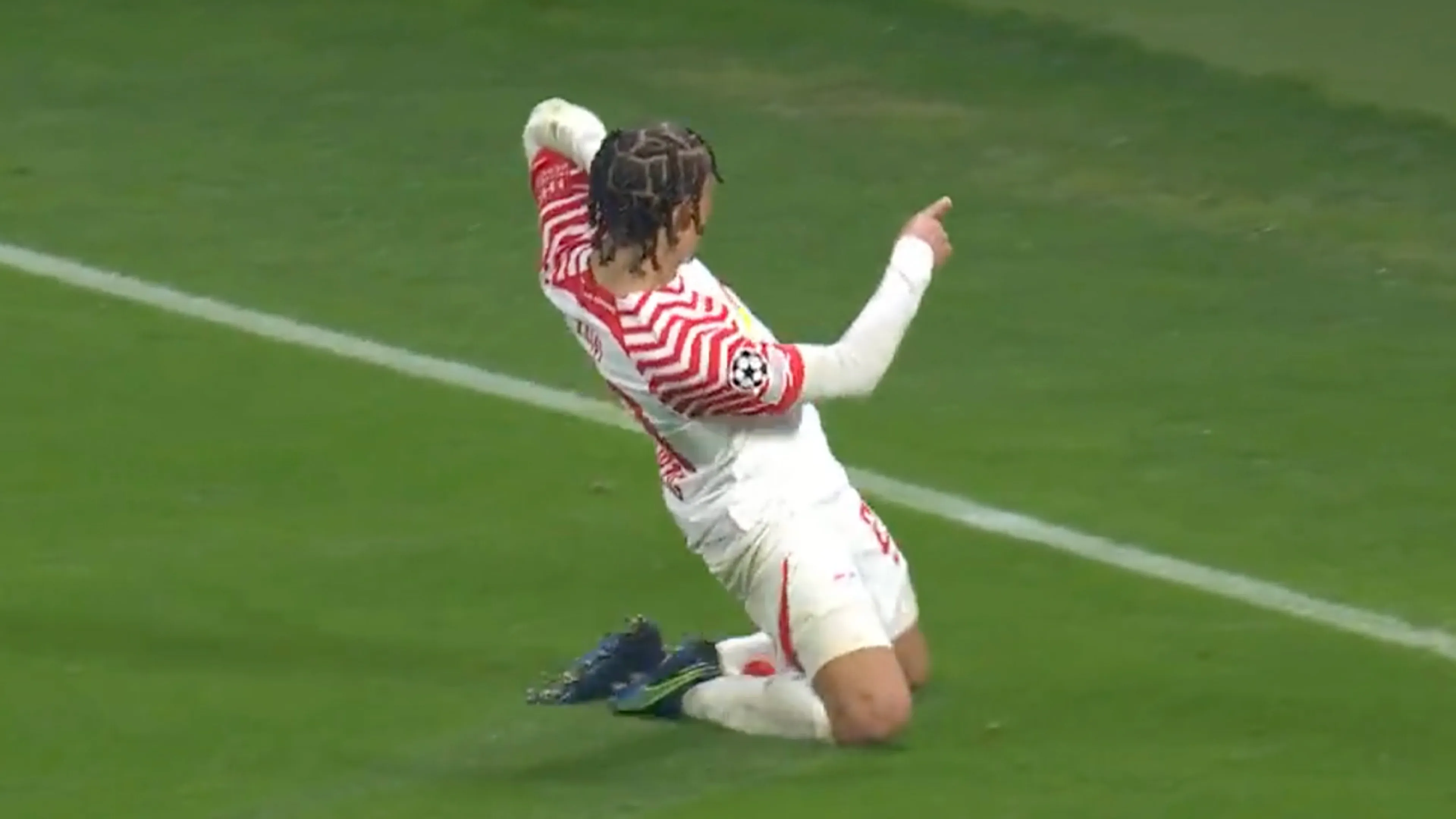 Videogoal: Xavi Simons maakt op prachtige wijze eerste Champions League-doelpunt