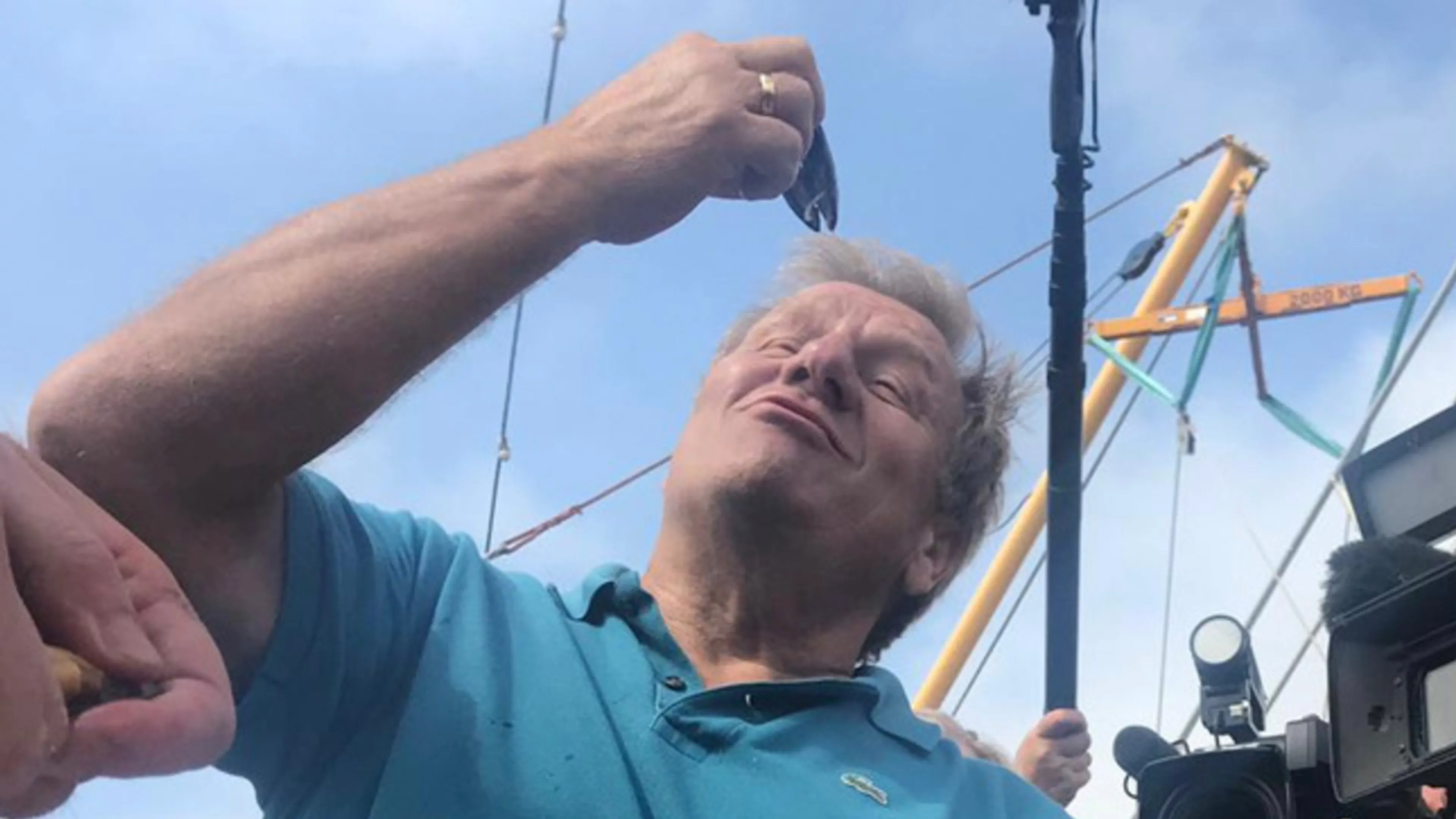 Jan Boskamp proeft eerste mosselen van nieuwe Mosselseizoen