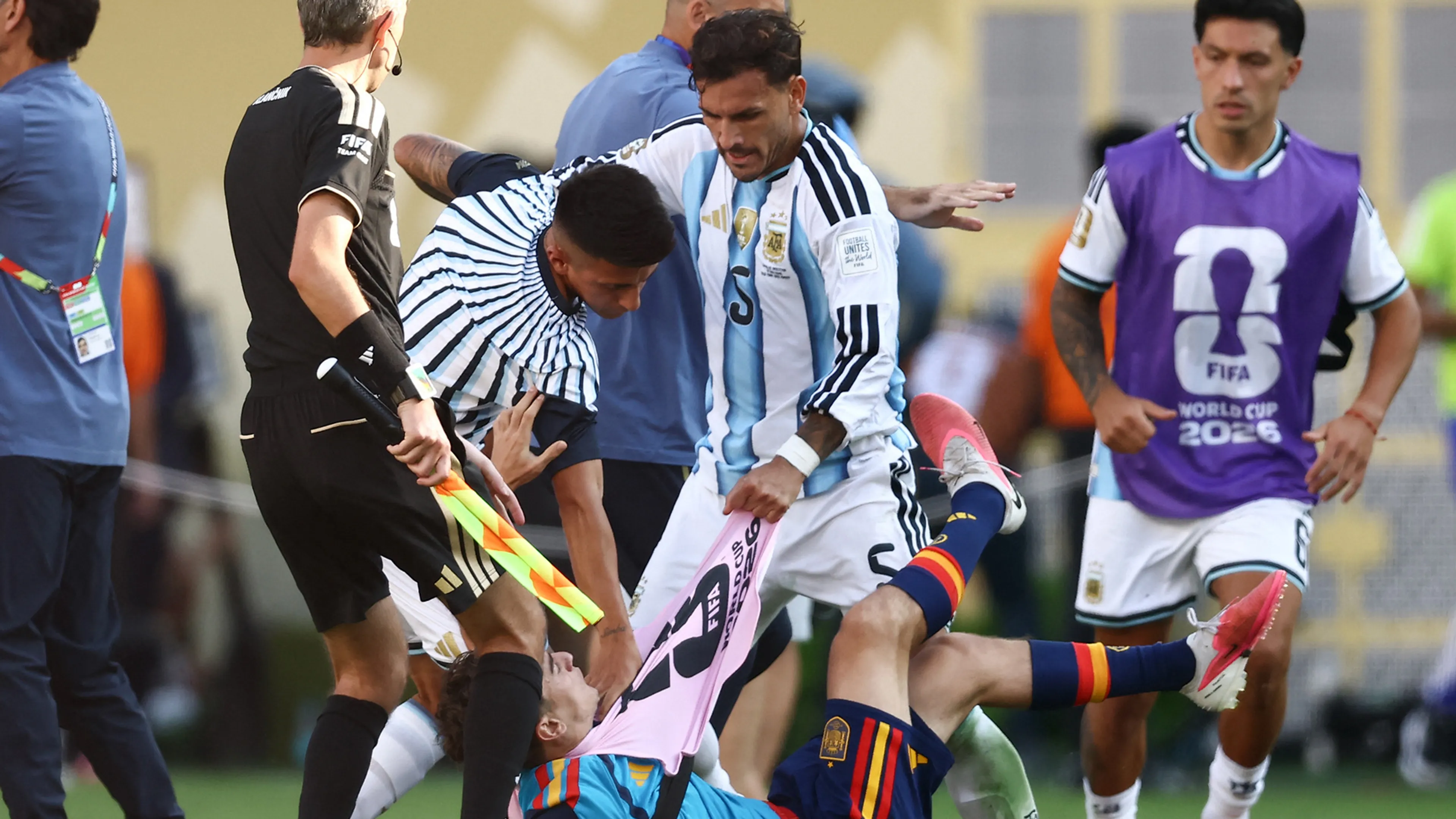 Absurde beelden: Paredes compleet door het lint na verloren WK-finale