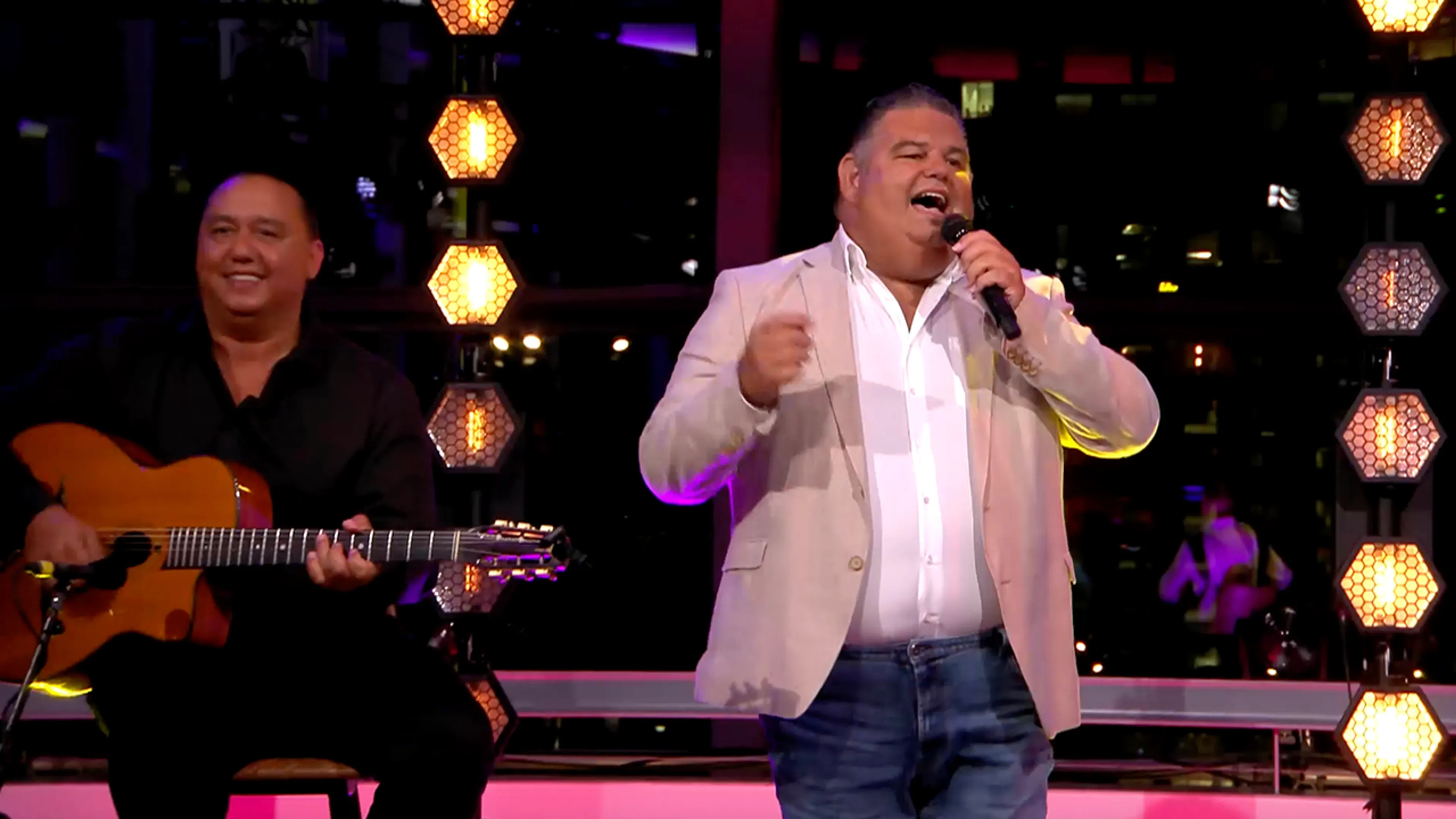 Django Wagner zorgt tijdens commercialbreak van De Oranjezomer voor heerlijke kroegsfeer in de studio
