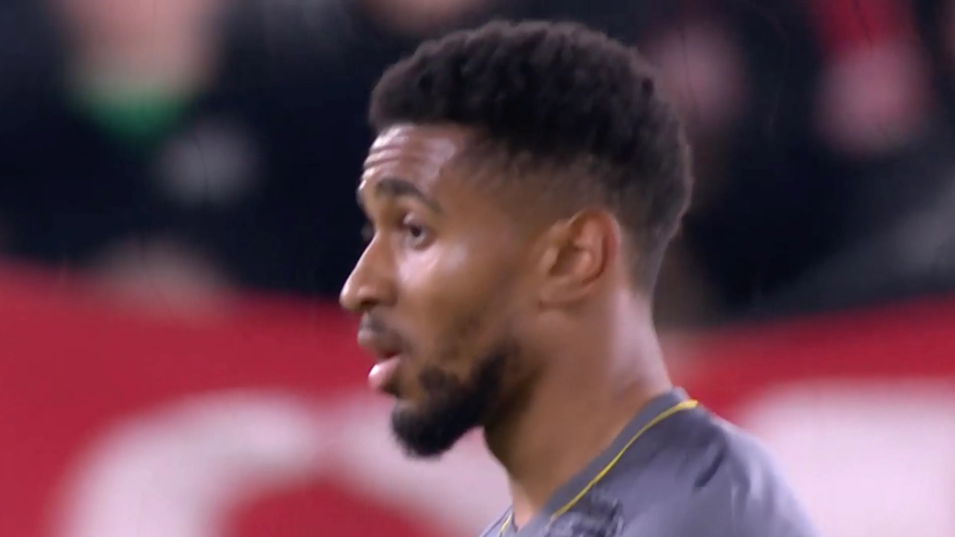 KANS: Nelson heeft de 1-2 op z'n schoen, maar raakt de bal niet vol