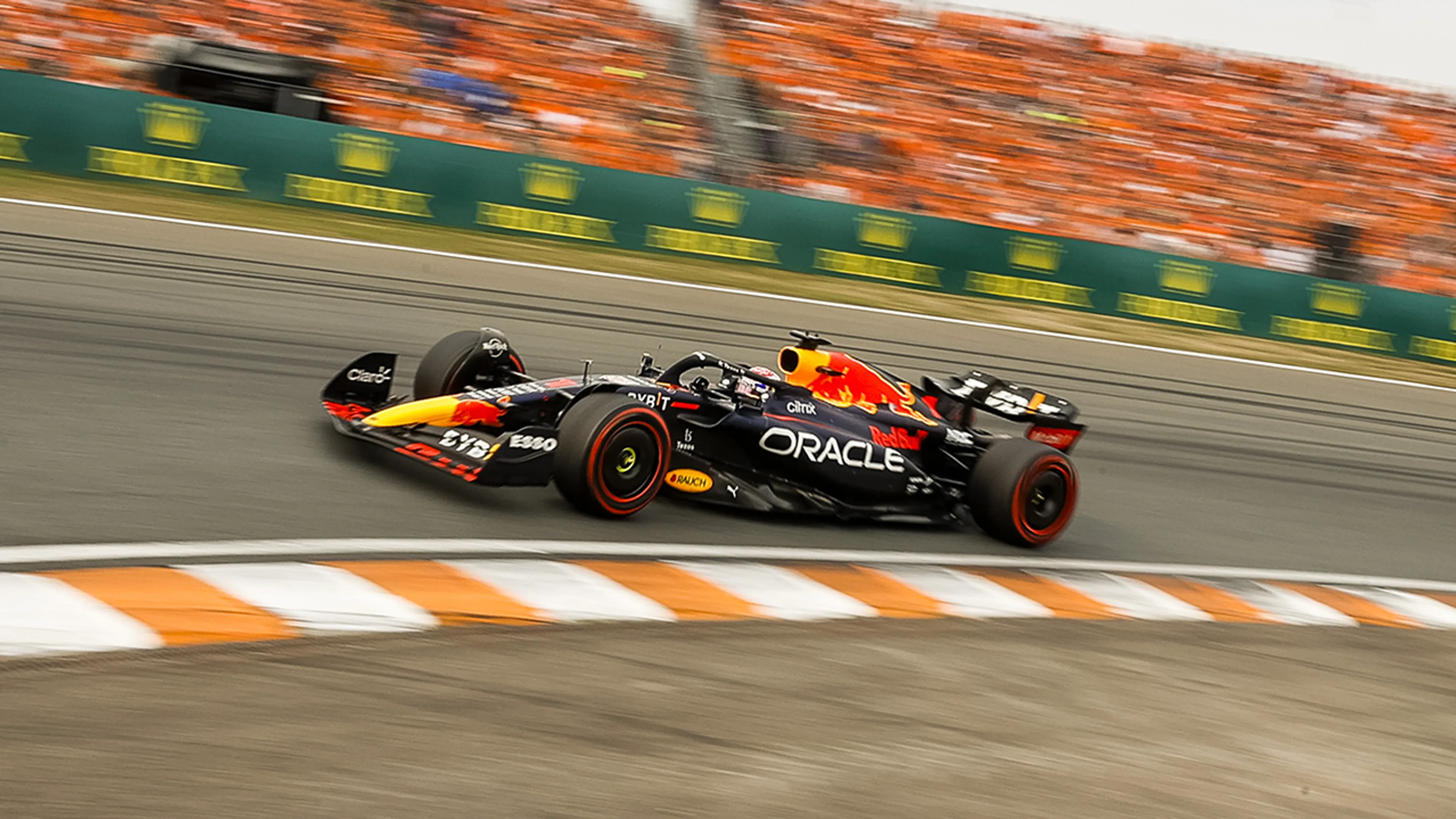 Verstappen wint voor eigen publiek in Zandvoort GP van Nederland voor tweede jaar op rij