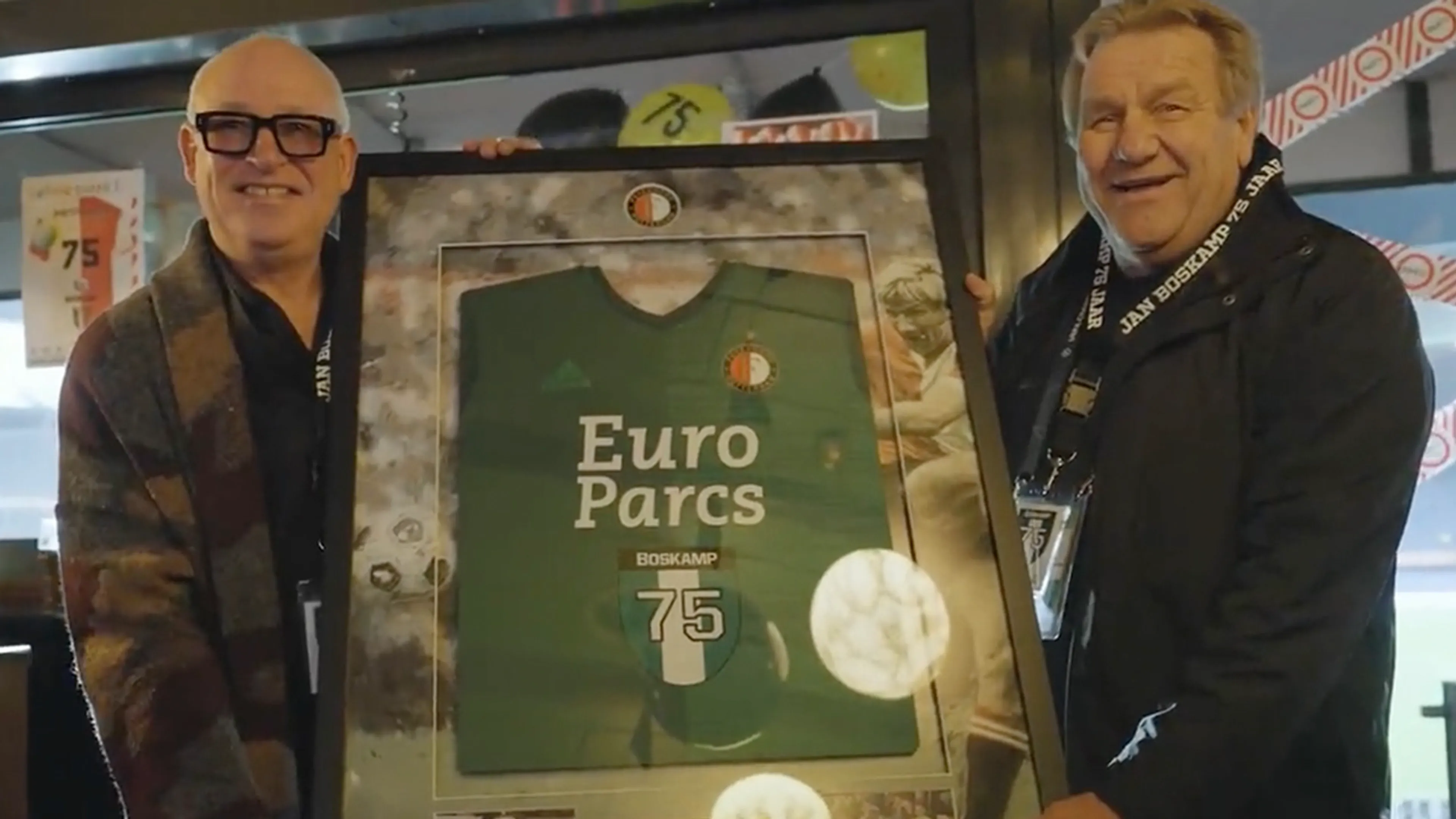 Video: René van der Gijp aanwezig bij verjaardag van 75-jarige Jan Boskamp in De Kuip