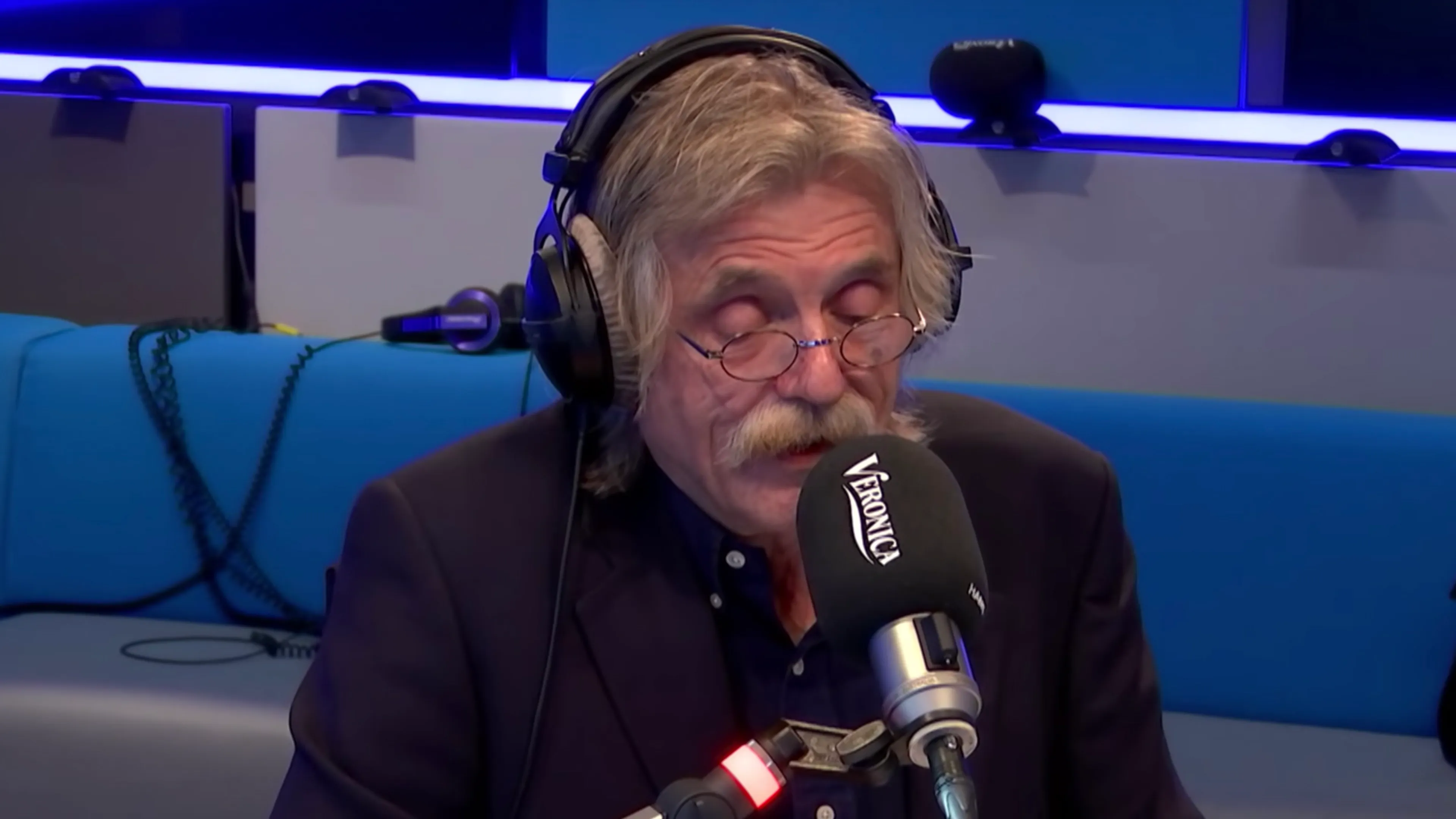Johan vervangt vaste voice-over in Man Bijt Hond