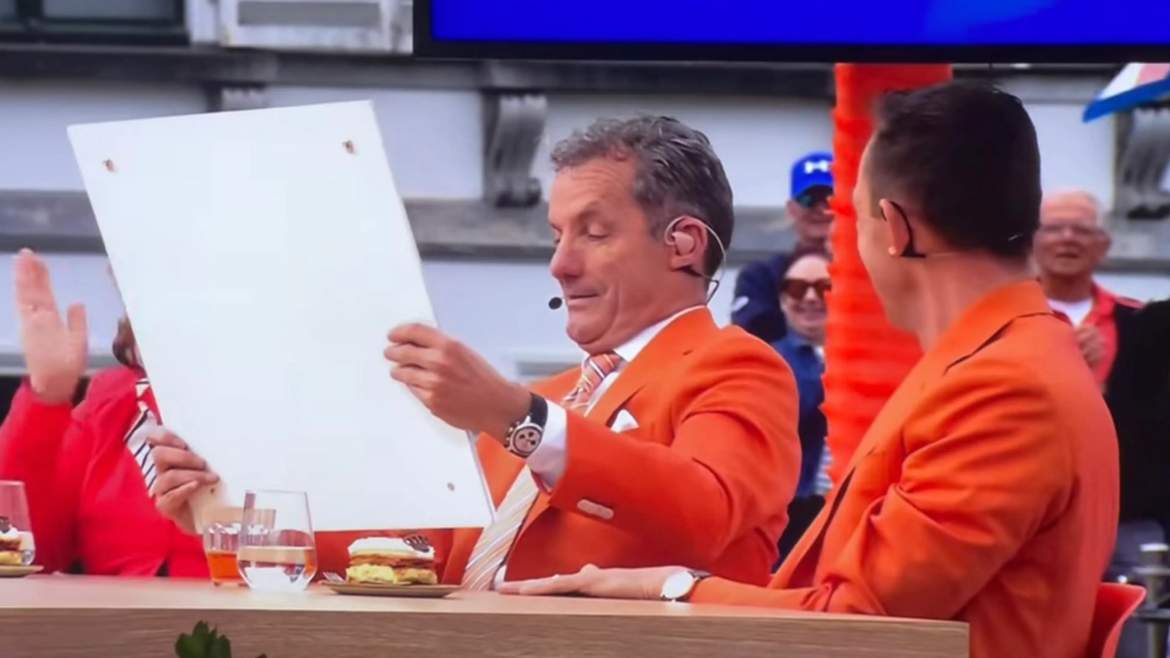 John de Bever verrast met diamanten plaat voor 'Jij krijgt die lach niet van mijn gezicht'