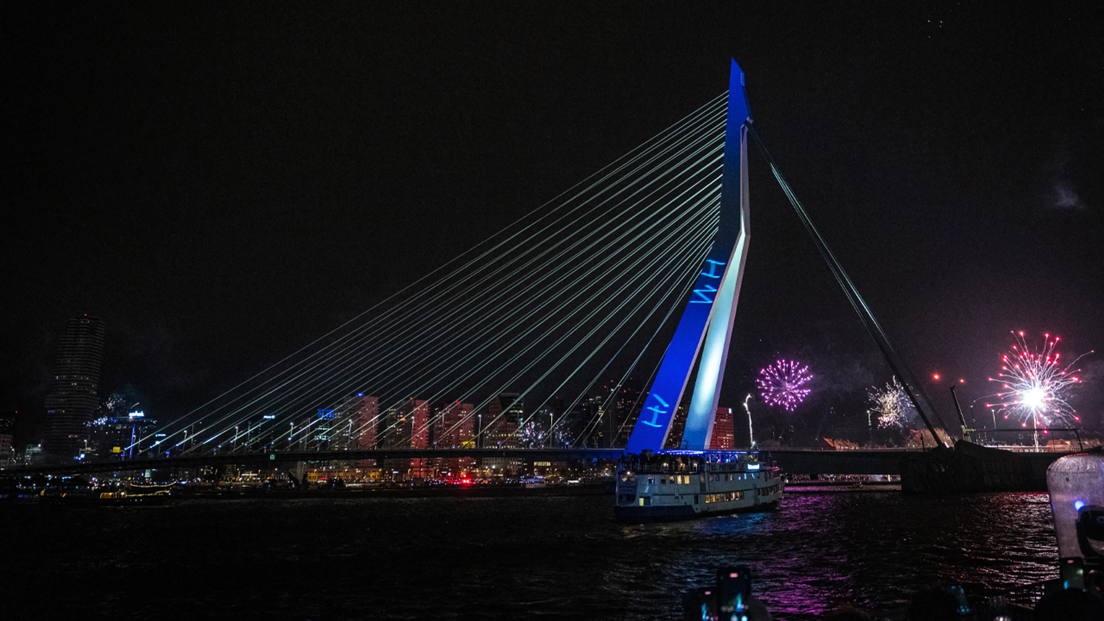 Twee aanhoudingen voor projecties discriminerende leuzen