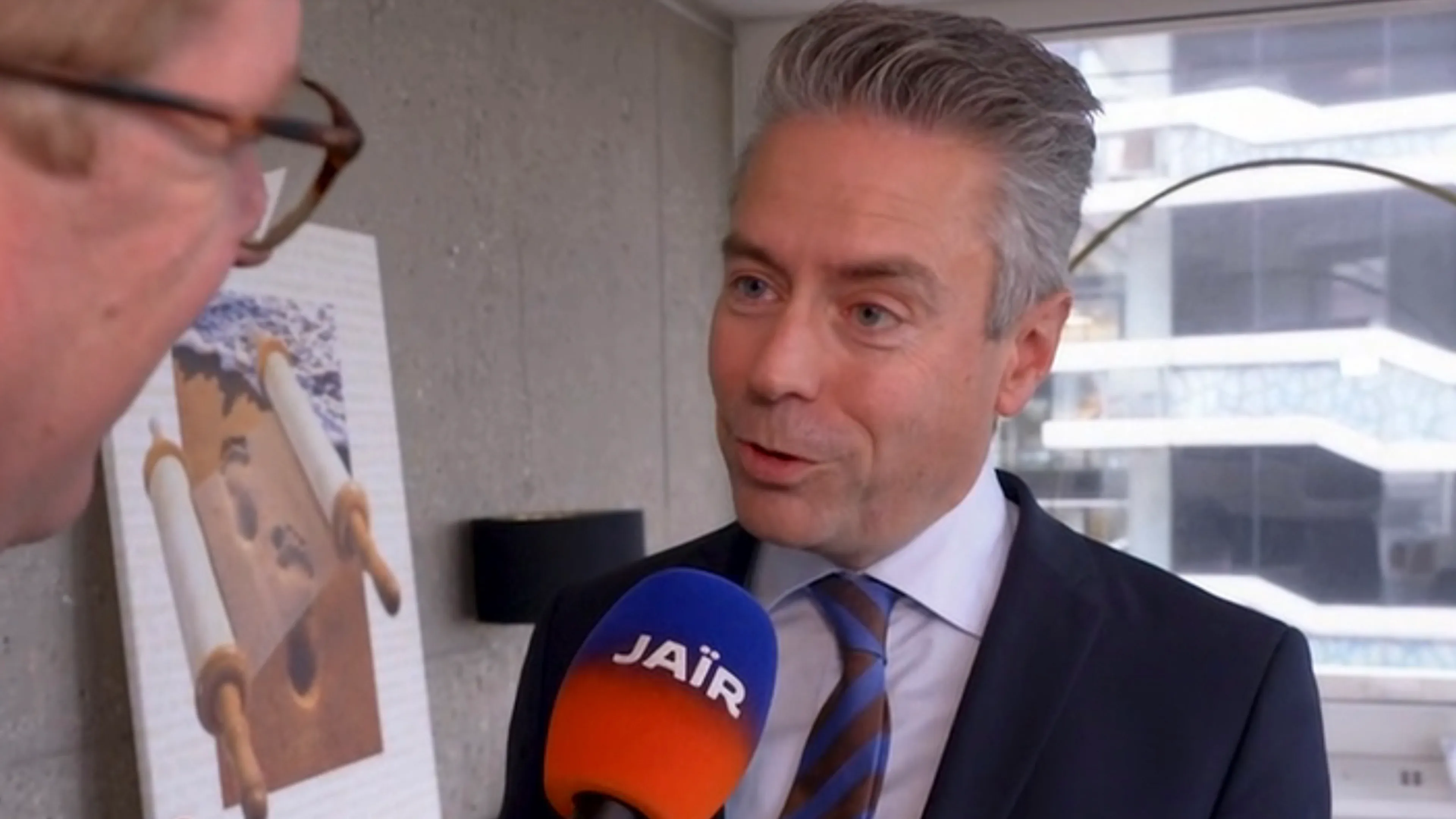 SGP-leider Chris Stoffer weigert Rob Jetten voor camera te feliciteren met aanstaand vaderschap