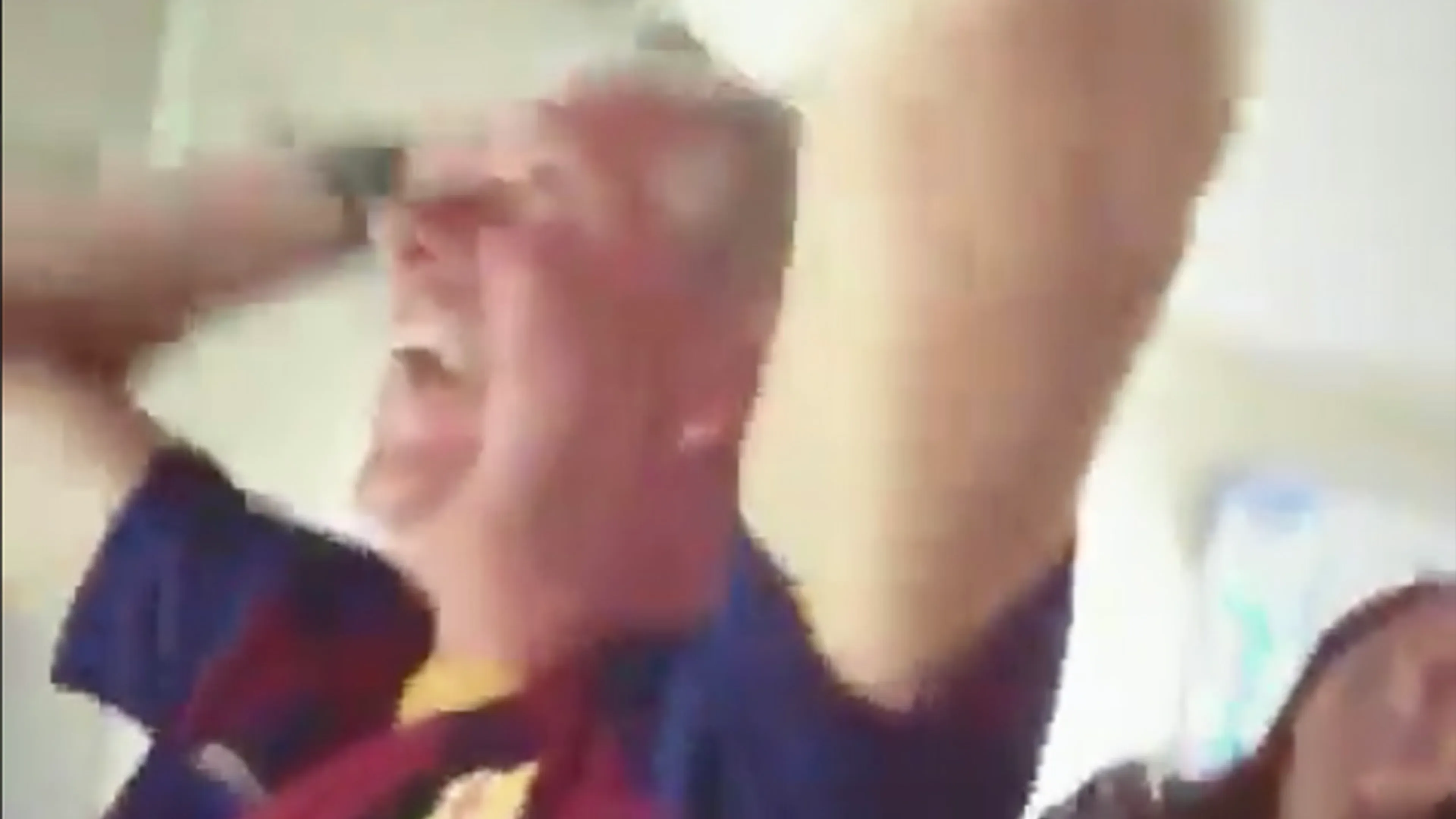 Vader Frenkie de Jong gaat los na eerste goal zoon voor Barcelona
