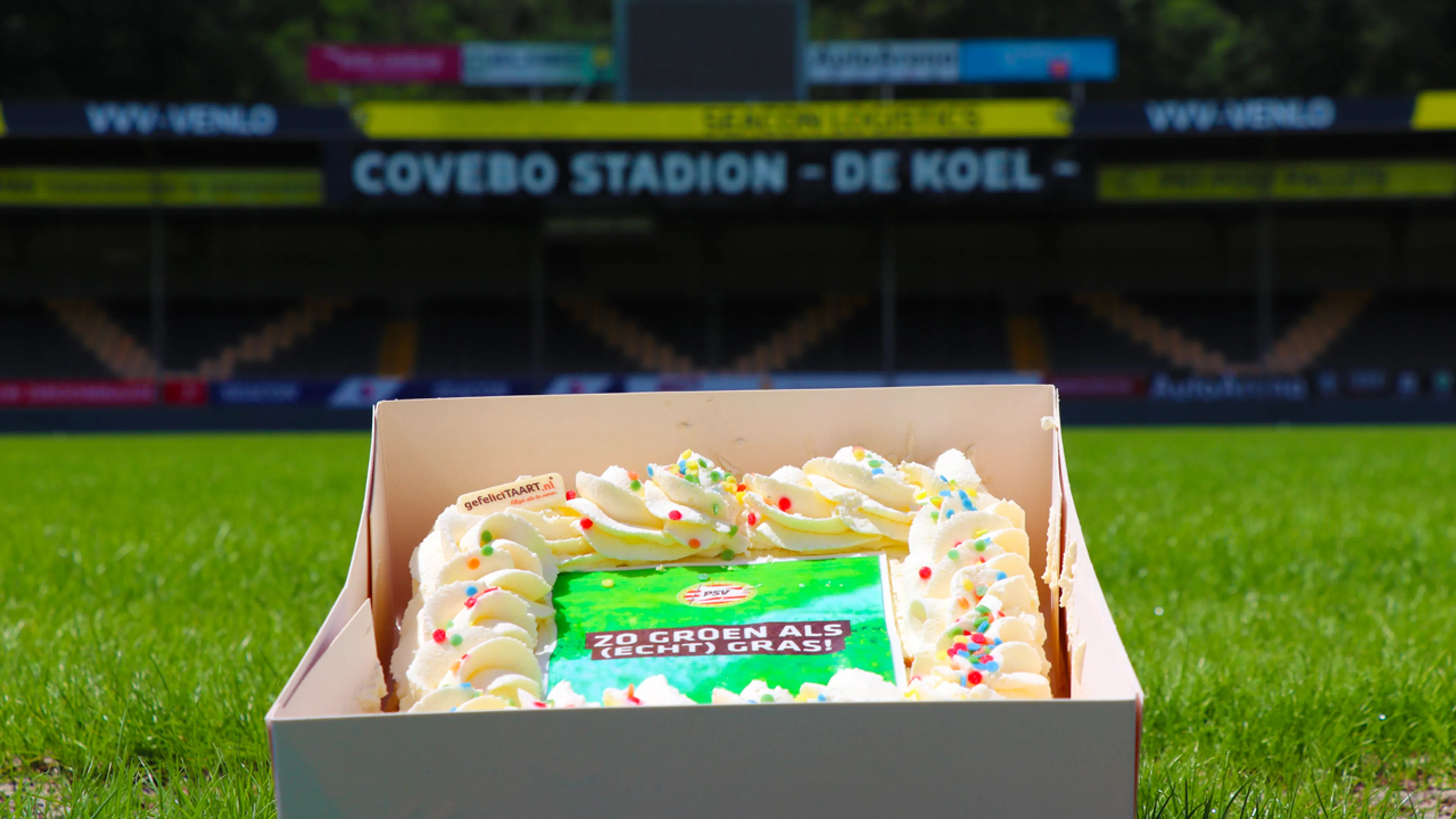 PSV stuurt taart naar ADO en VVV als felicitatie met echt gras