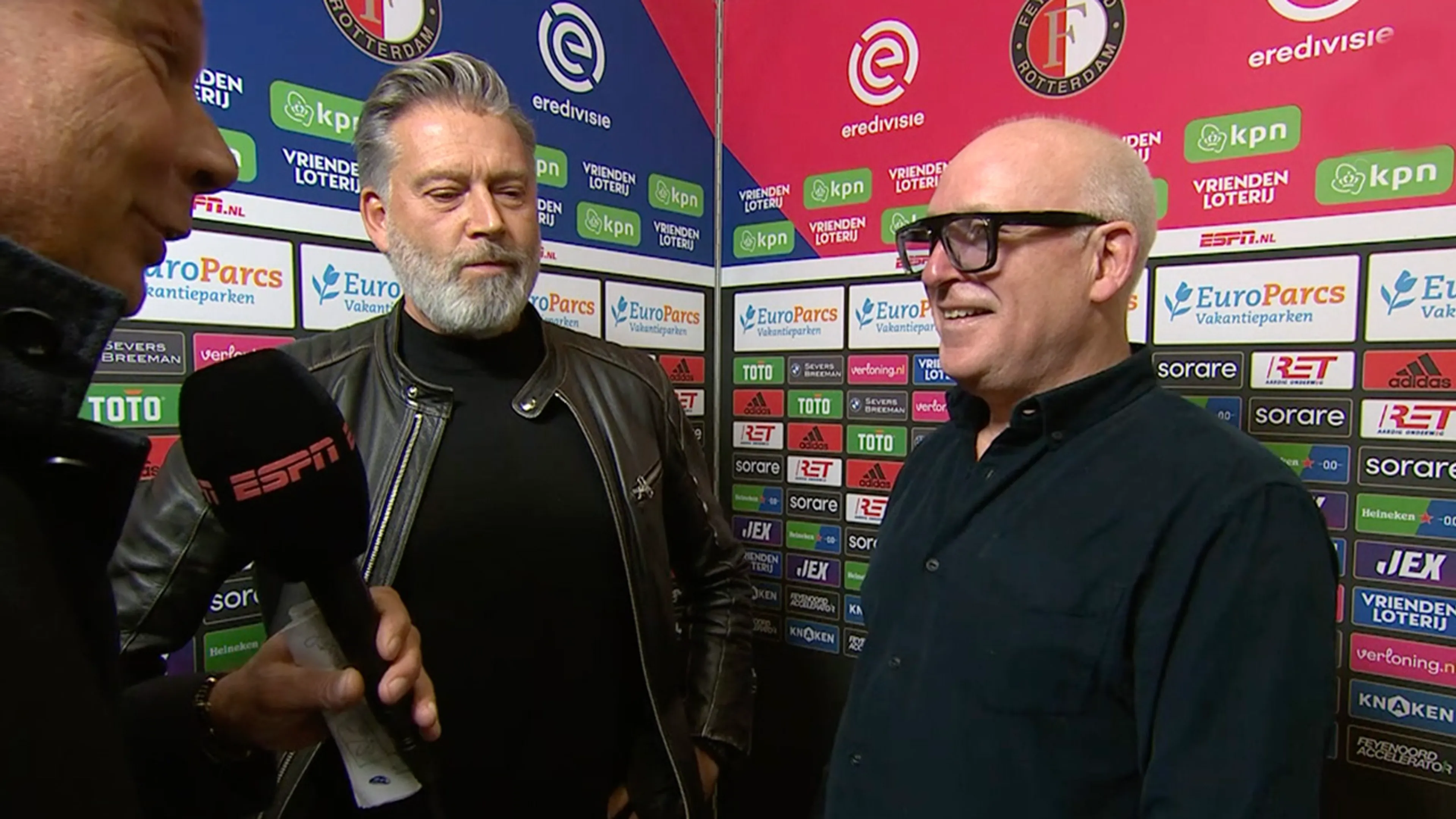 René en Dennis van der Gijp onder de indruk van eerbetoon aan overleden Cor van der Gijp