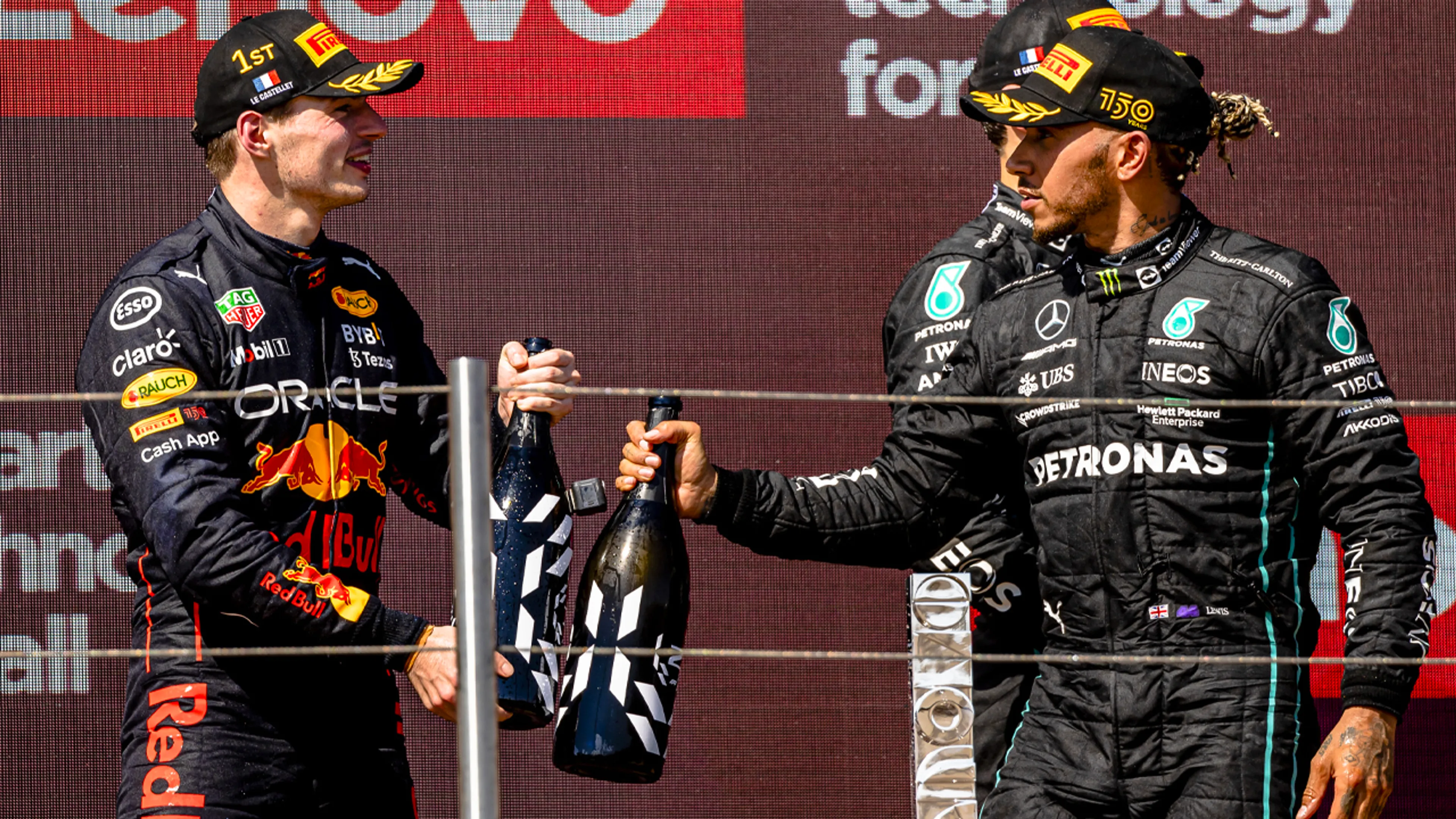 Hamilton waarschuwt koploper Verstappen: 'Er kan nog heel veel misgaan'