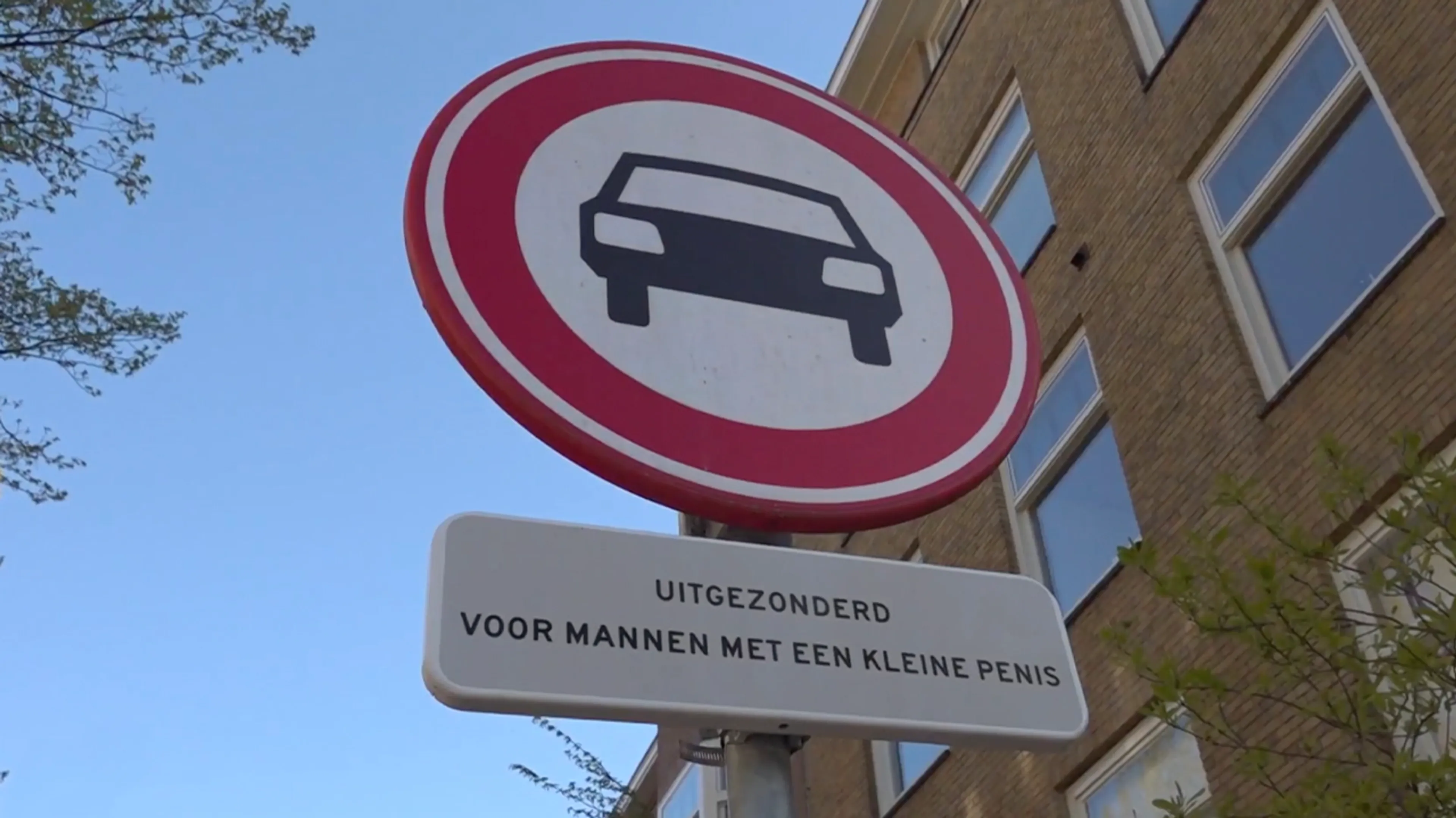 Opmerkelijk verkeersbord in Amsterdam: 'Uitgezonderd voor mannen met een kleine penis'
