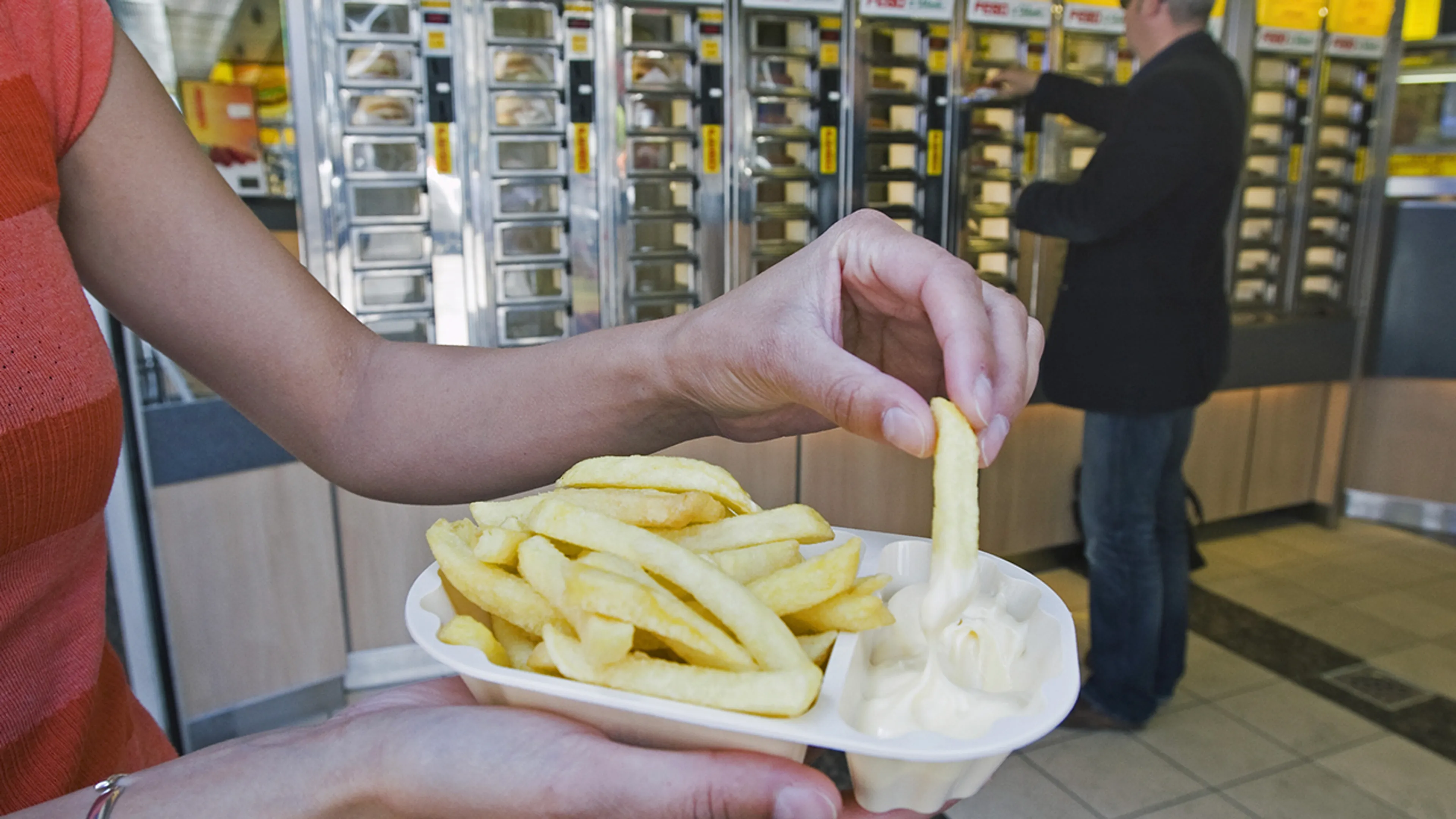Vanaf zaterdag moet je betalen voor je frietbakje; eigen pan mee naar de snackbar?