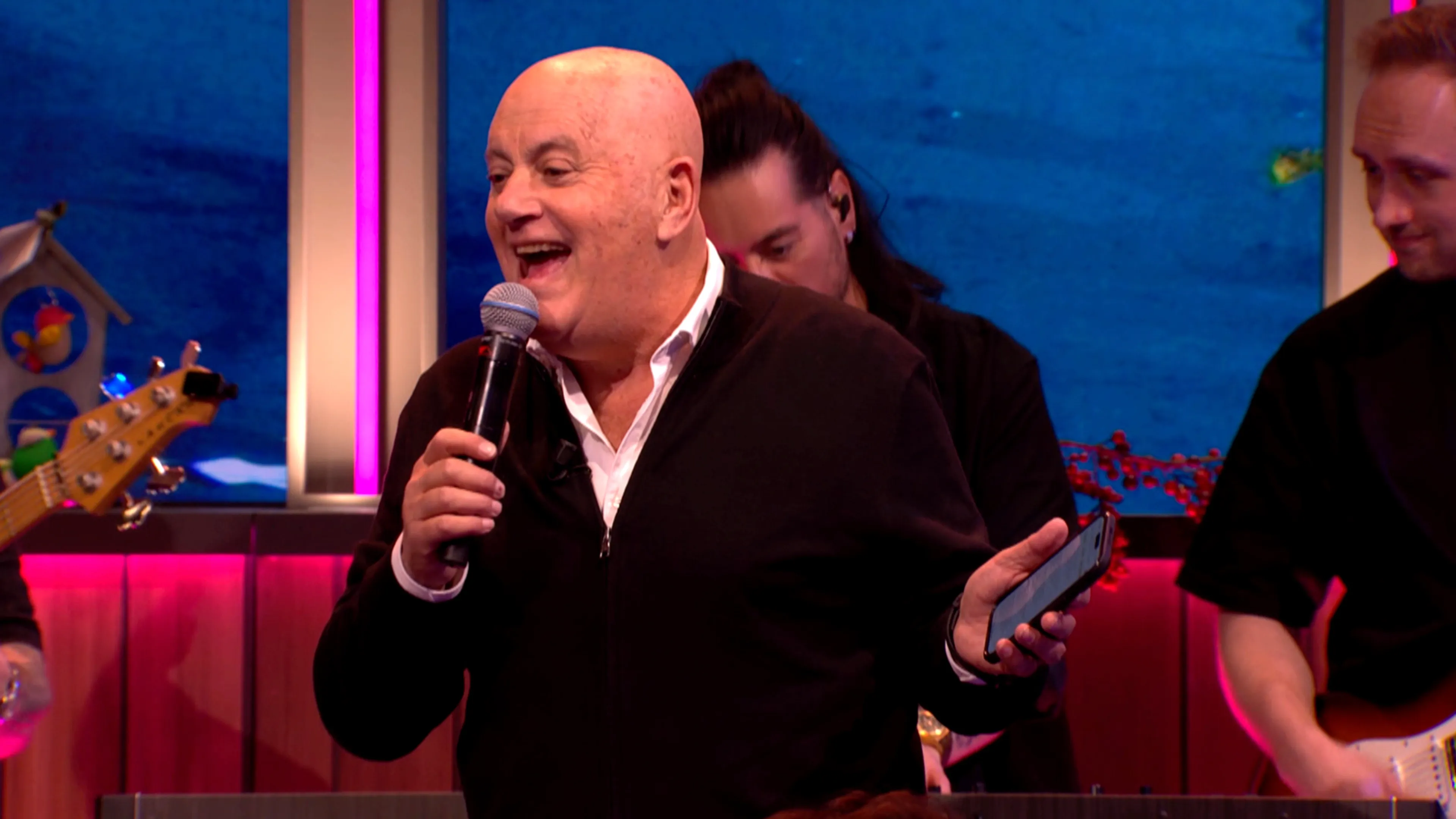 Jack van Gelder zingt 'Summer Holiday' tijdens de commercialbreak van De Oranjewinter