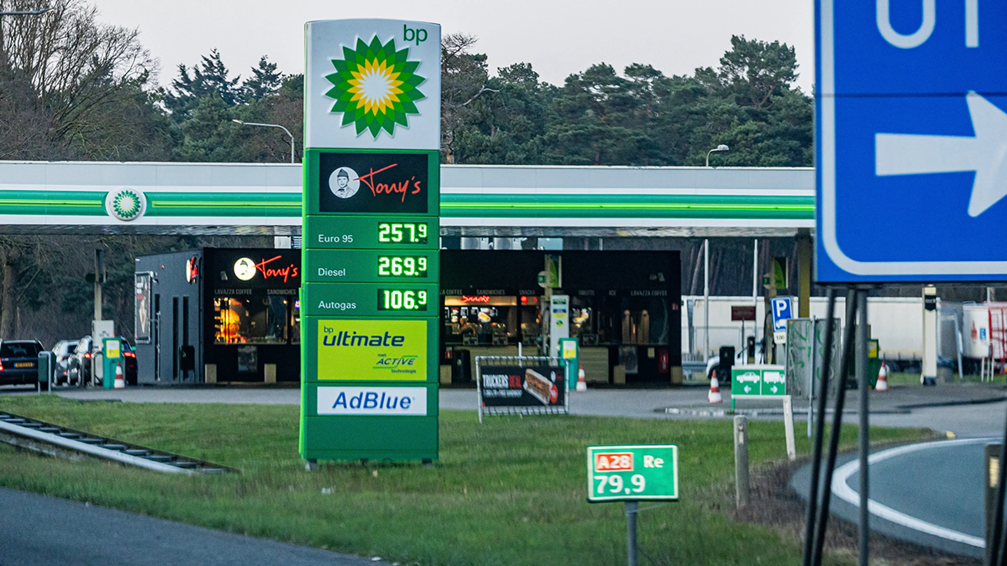 FNV pleit voor plafond op benzineprijzen en hogere reiskostenvergoeding