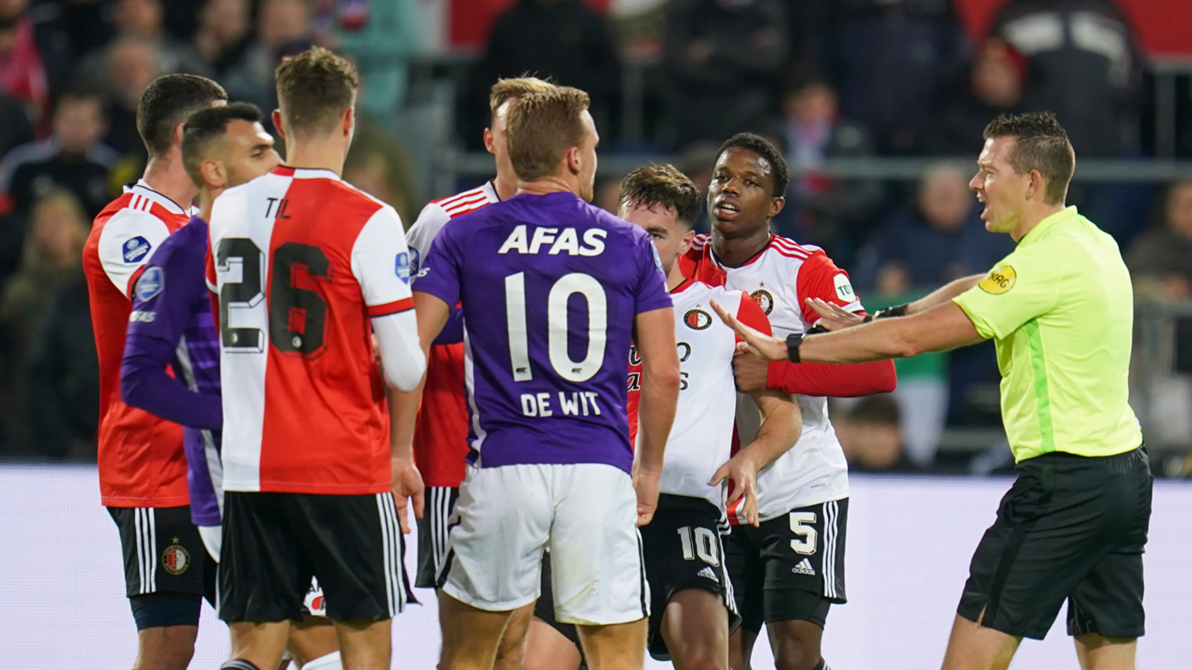 Feyenoord-AZ kort stilgelegd nadat voorwerpen op het veld werden gegooid