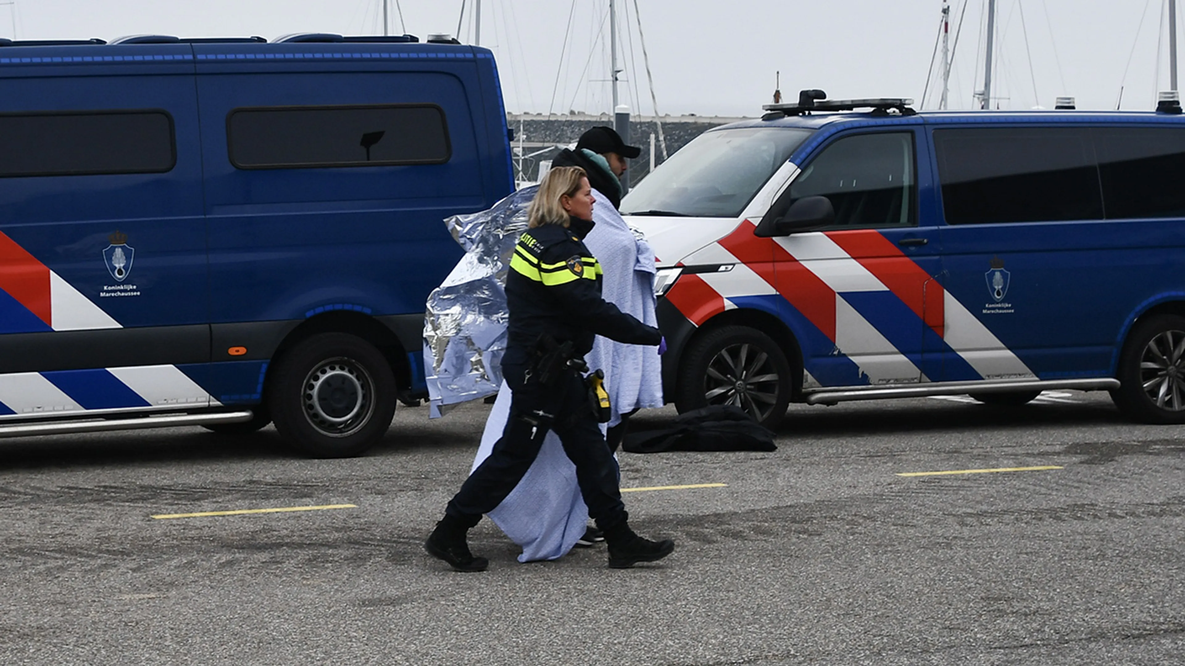 Stuurloze rubberboot met 38 migranten aangetroffen voor Nederlandse kust