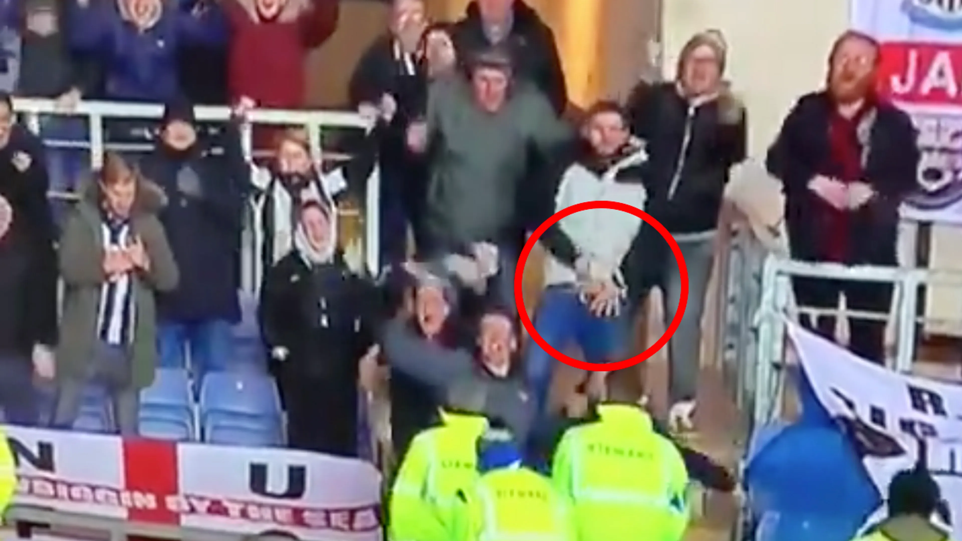Newcastle-fan speelt 'helikopter' met geslachtsdeel na winnend doelpunt 😅
