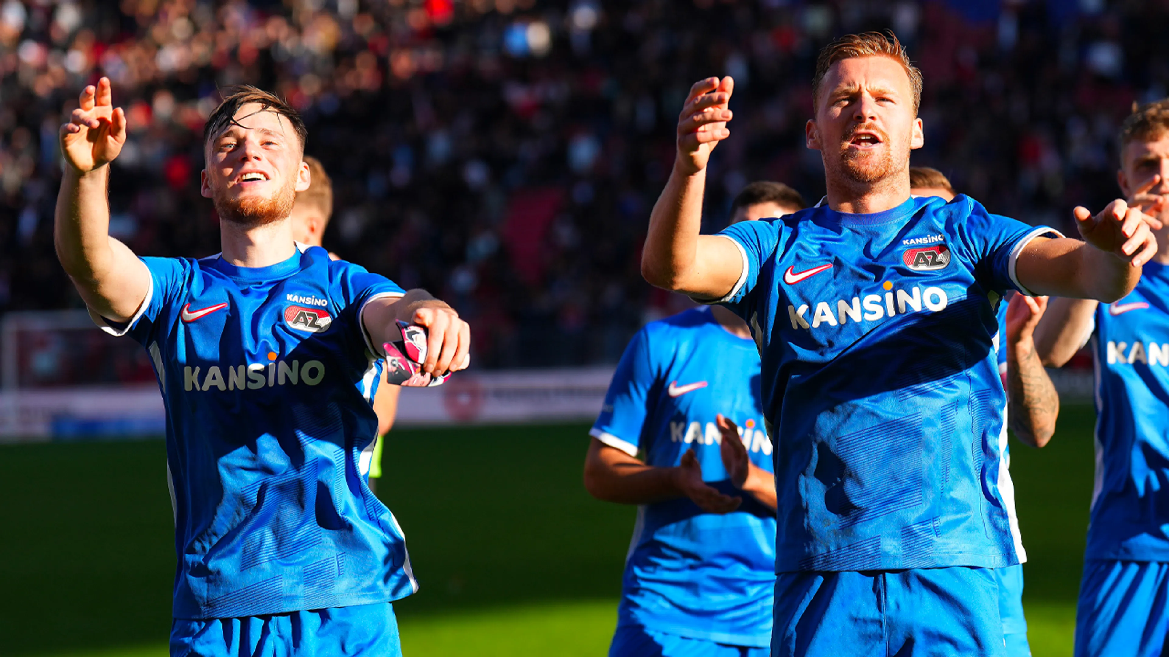 Ongeslagen AZ wint ook bij FC Utrecht en is weer koploper