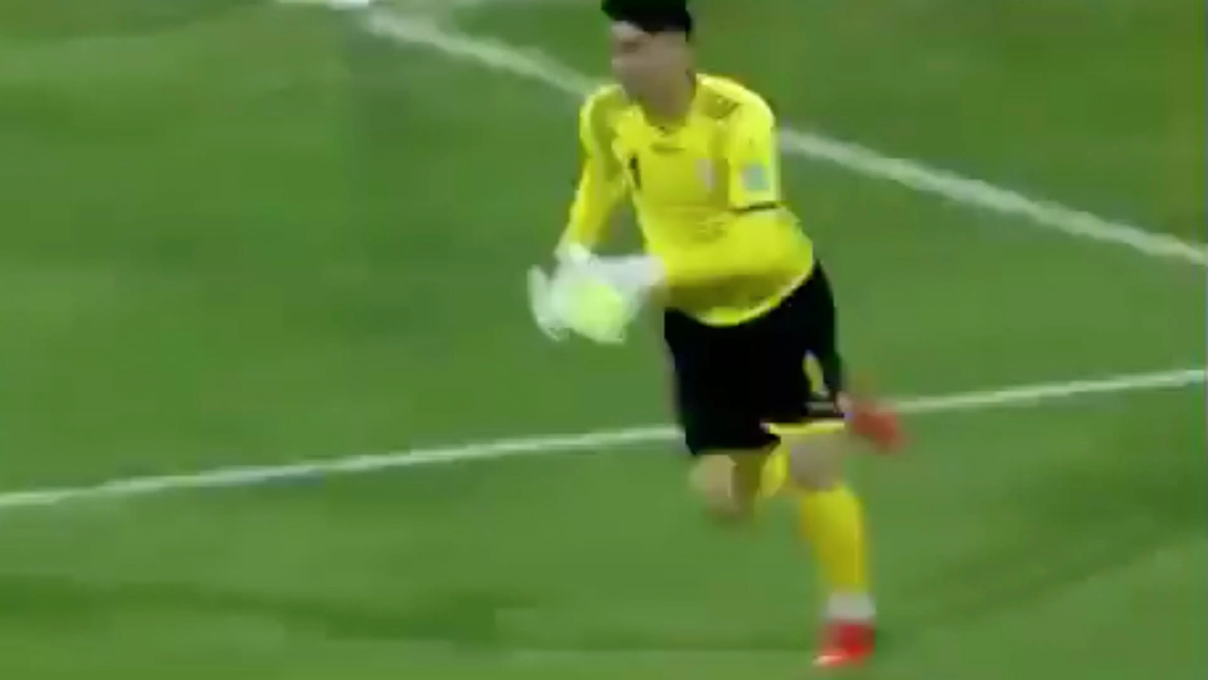 VIDEO: Iraanse doelman gaat viral met uitworp over 70 meter