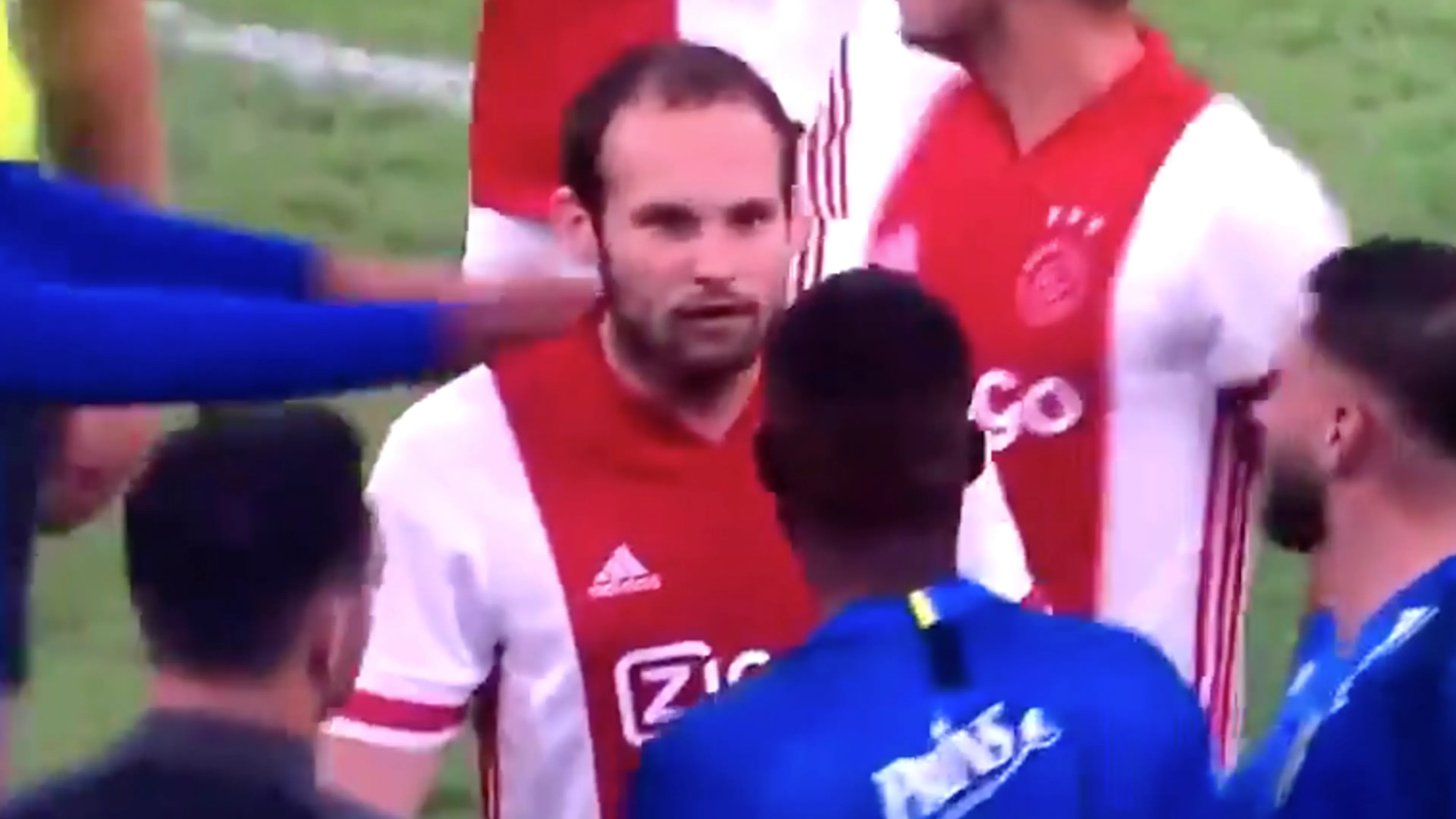 VIDEO - Bazoer en Tadic & Blind ruziën na laatste fluitsignaal bij Ajax-Vitesse