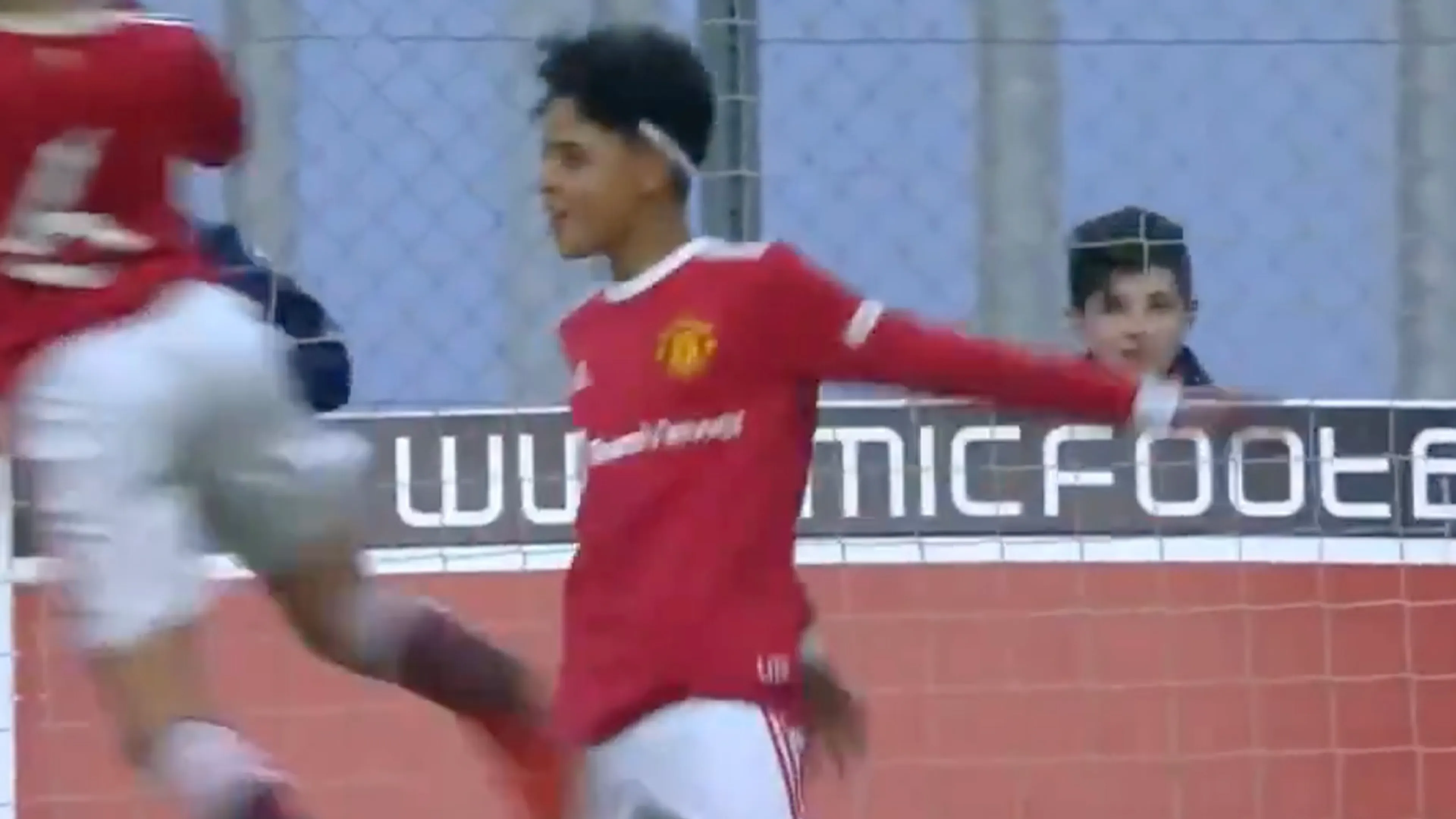 Zo vader, zo zoon: Cristiano Ronaldo jr. juicht precies als zijn vader