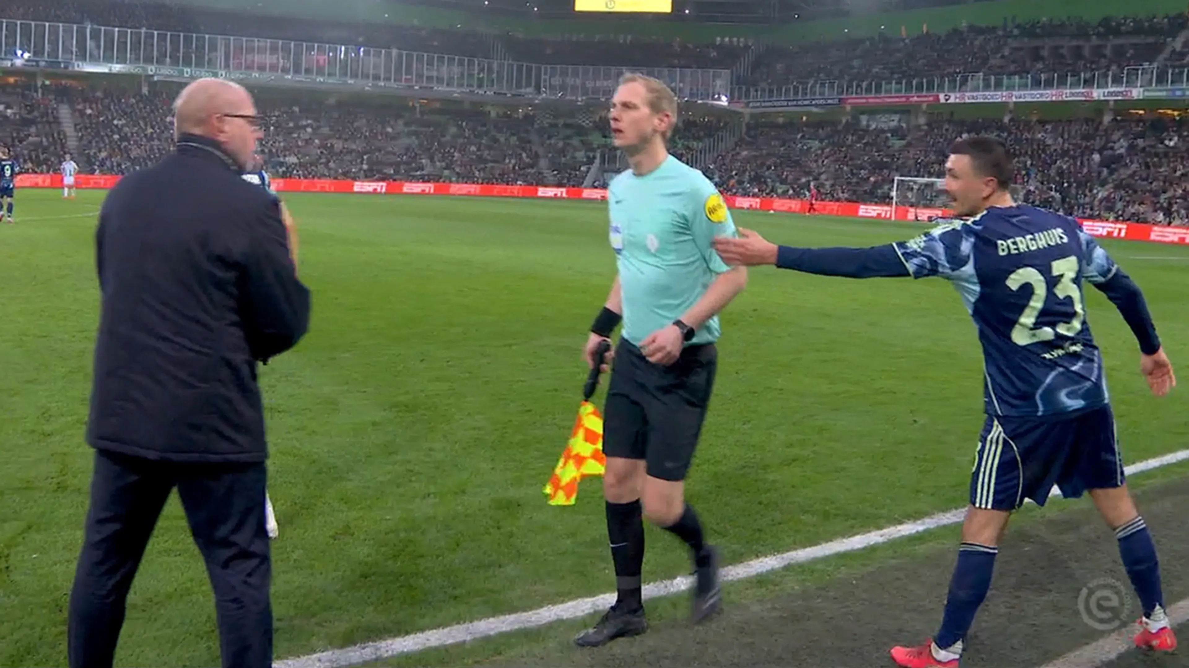 Video: opmerkelijke actie: Steven Berghuis trekt grensrechter aan arm na wissel