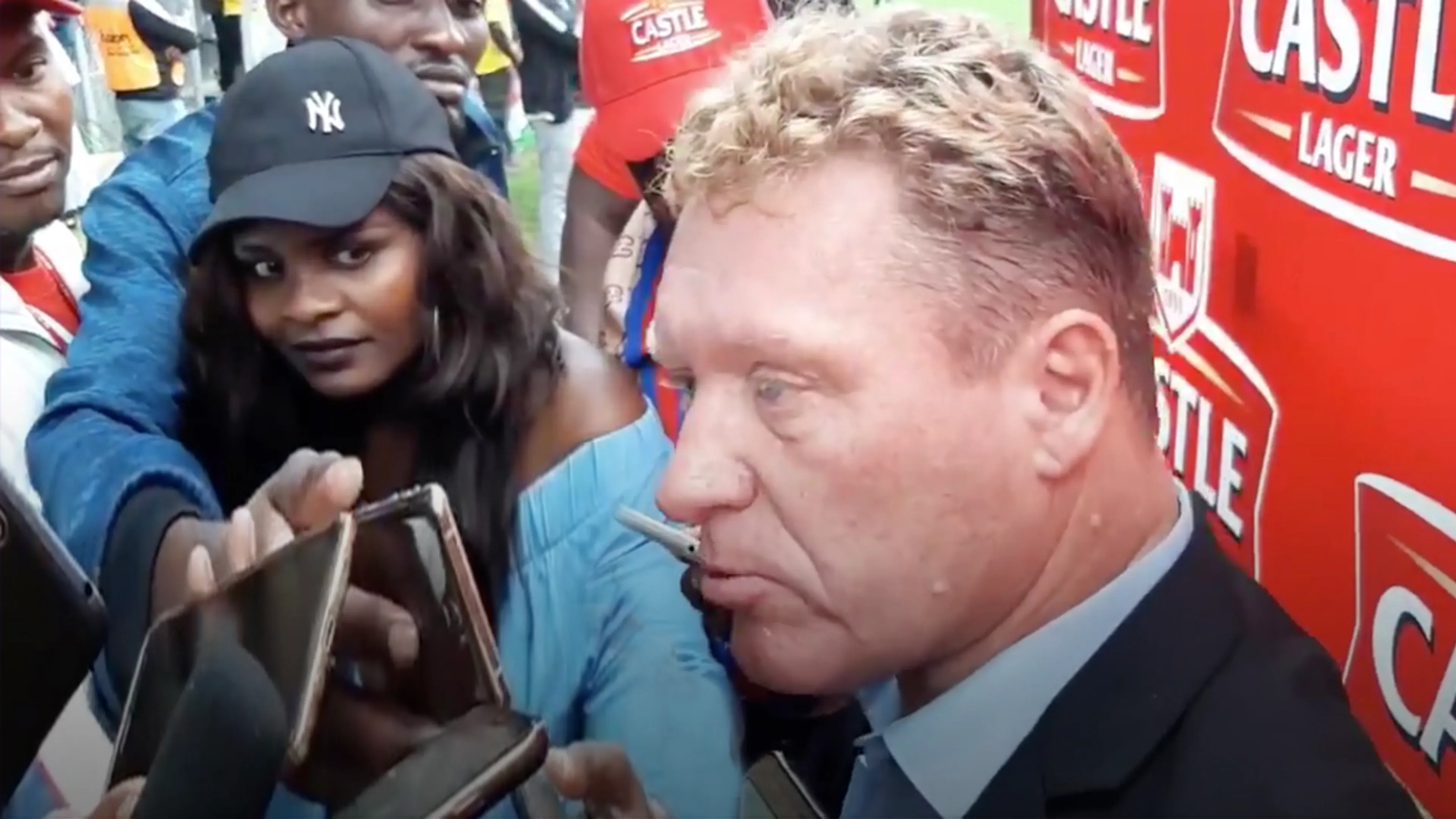 GOUD! Nederlandse coach in Zimbabwe staat pers te woord in bizar slecht Engels