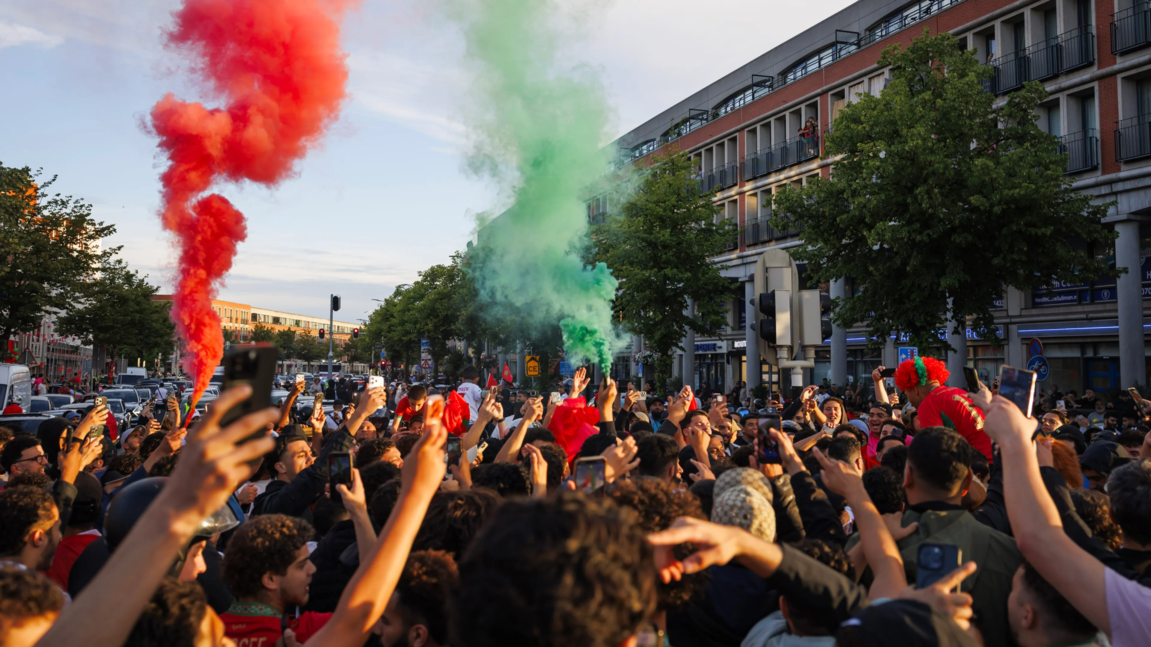 Honderden fans van Marokko na WK-zege de straat op in Haagse Schilderswijk
