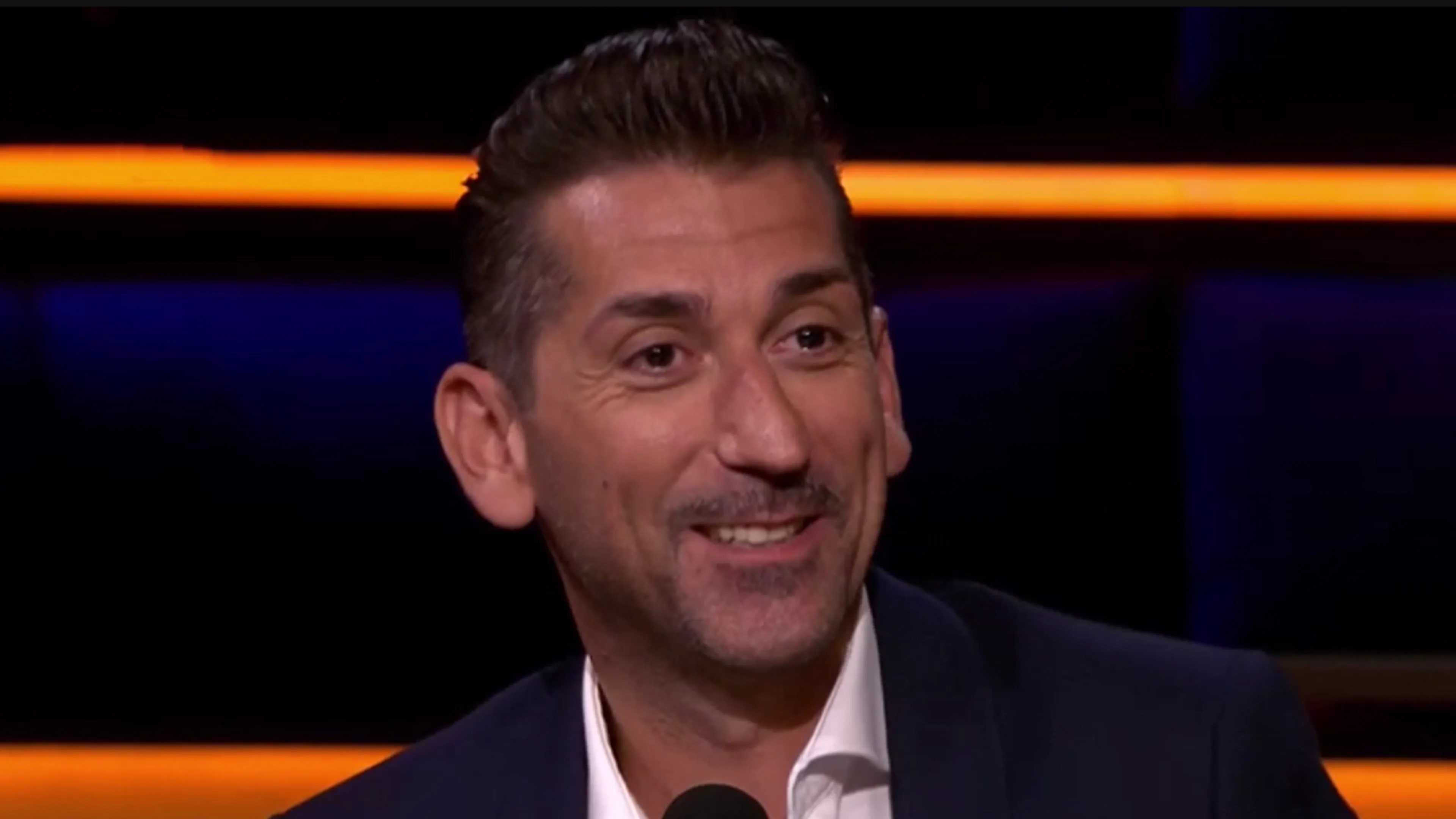 Danny Vera geeft livestream-concert: 'Eén hand in de broek en één in een bak met nootjes'