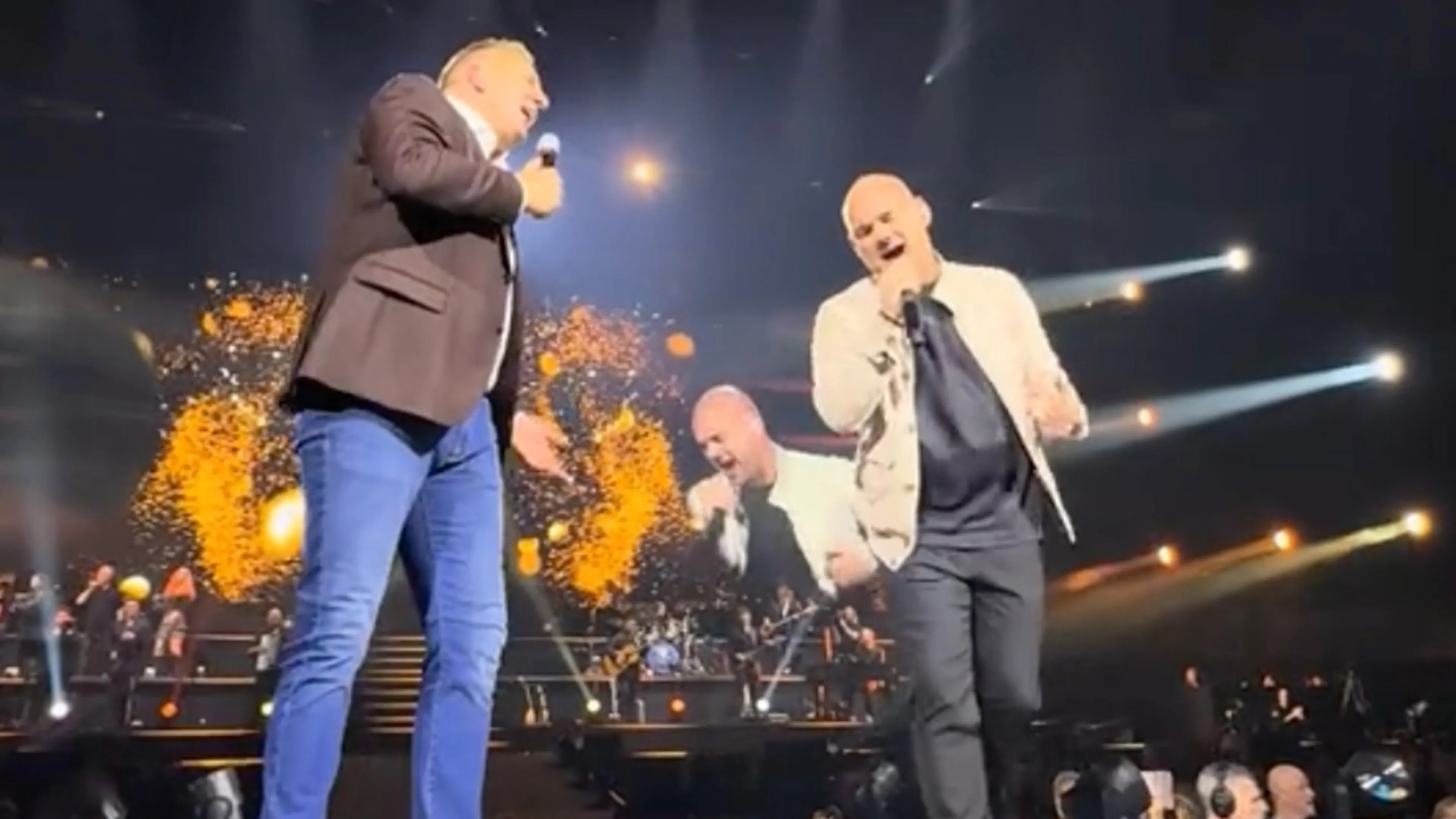 Video: Wesley Sneijder verrast publiek met gastoptreden tijdens concert van Jannes