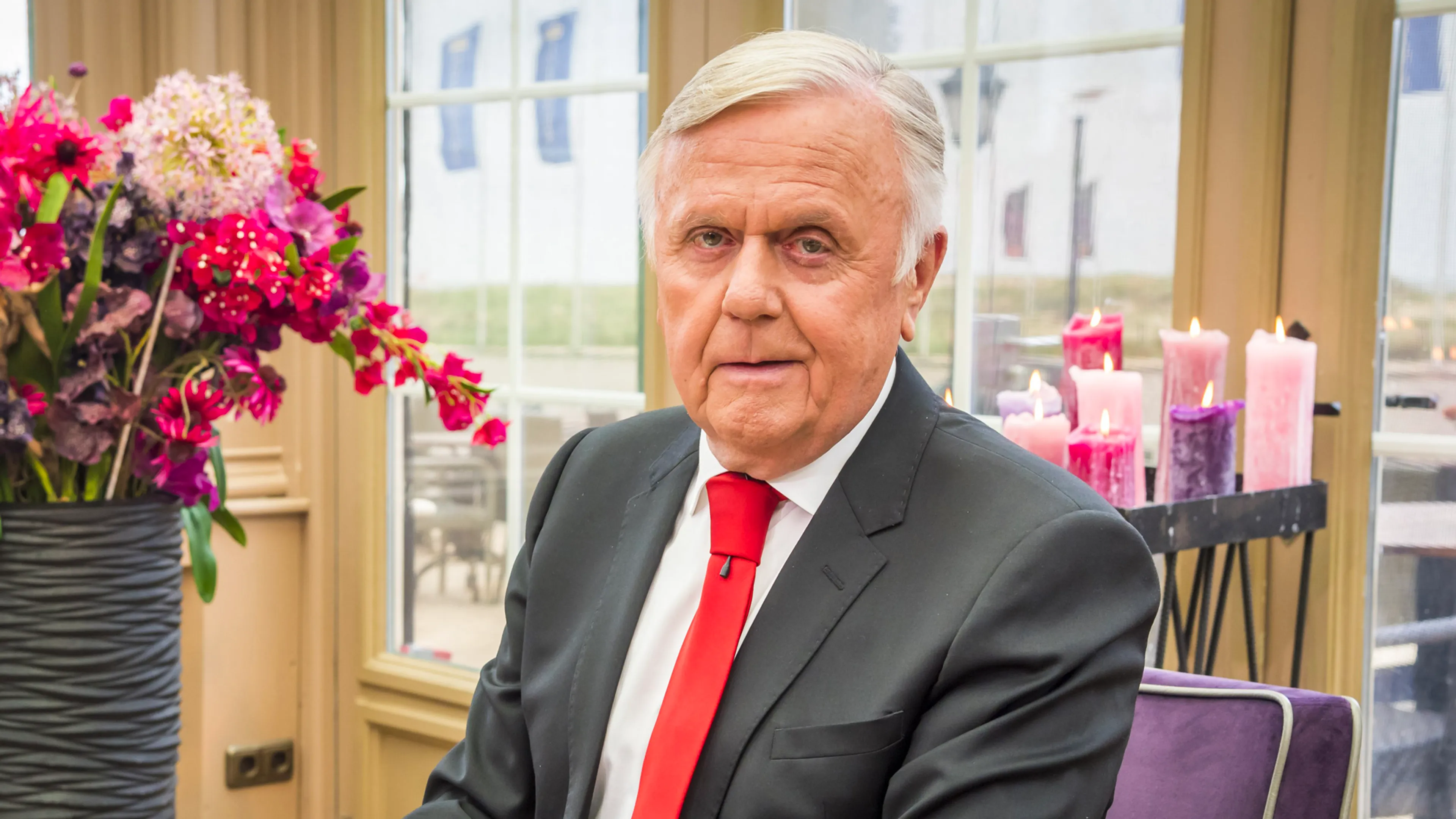Harry Mens (79) denkt nog lang niet aan stoppen met Business Class: ‘Tot de dood erop volgt’