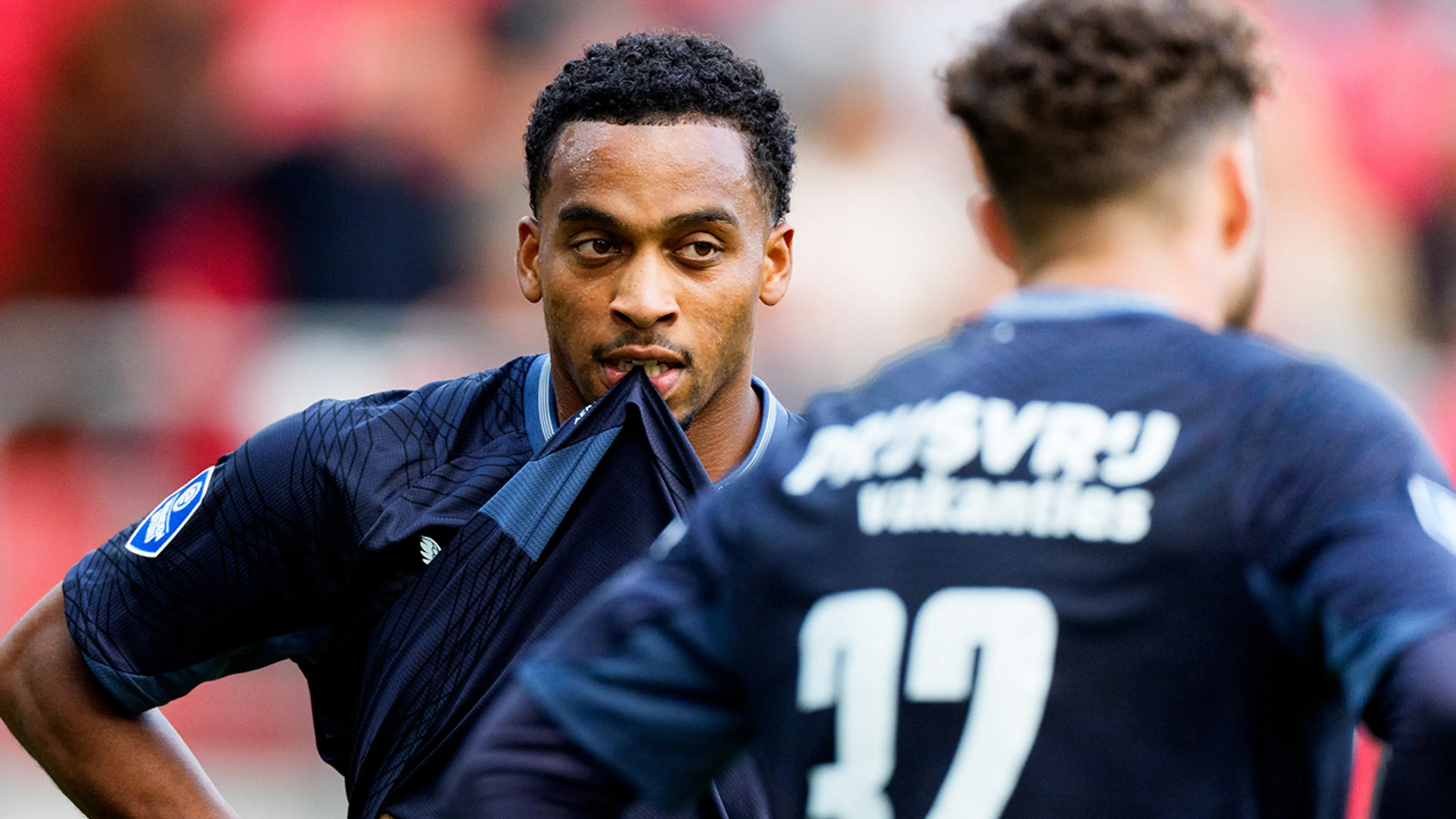 Feyenoord lijdt eerste puntenverlies door late strafschop van AZ