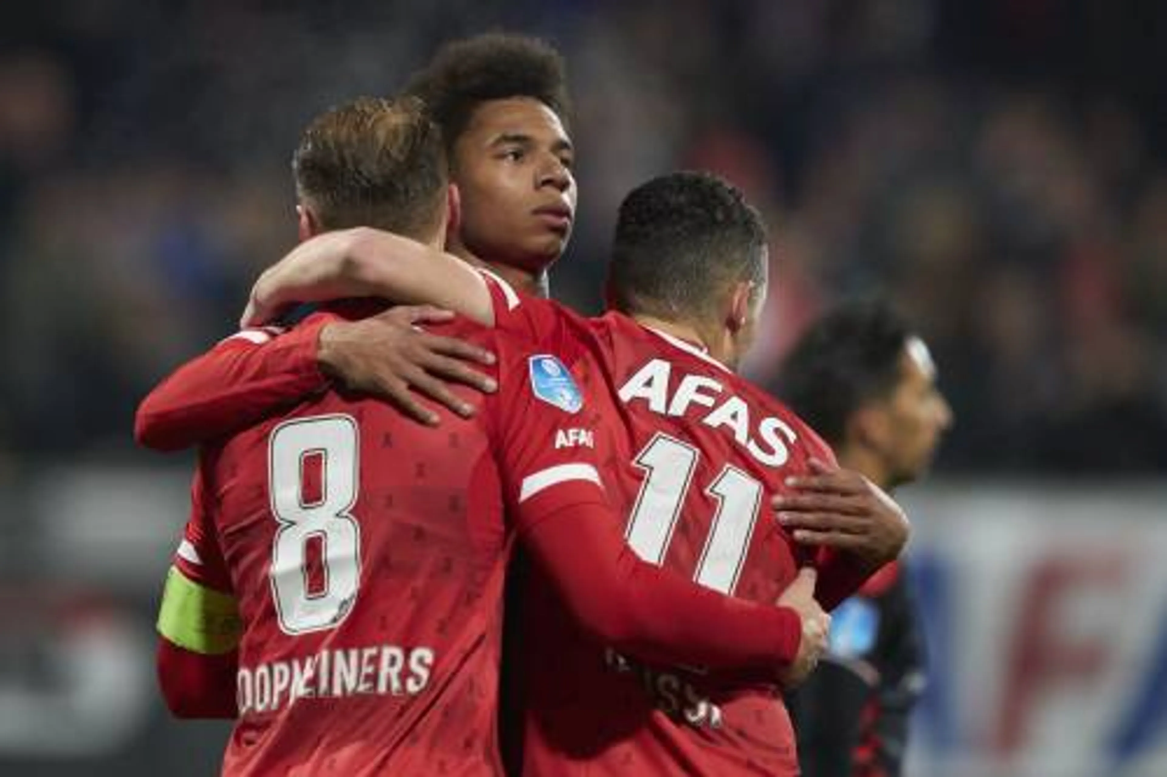 AZ dendert door en zet PSV op 5 punten achterstand
