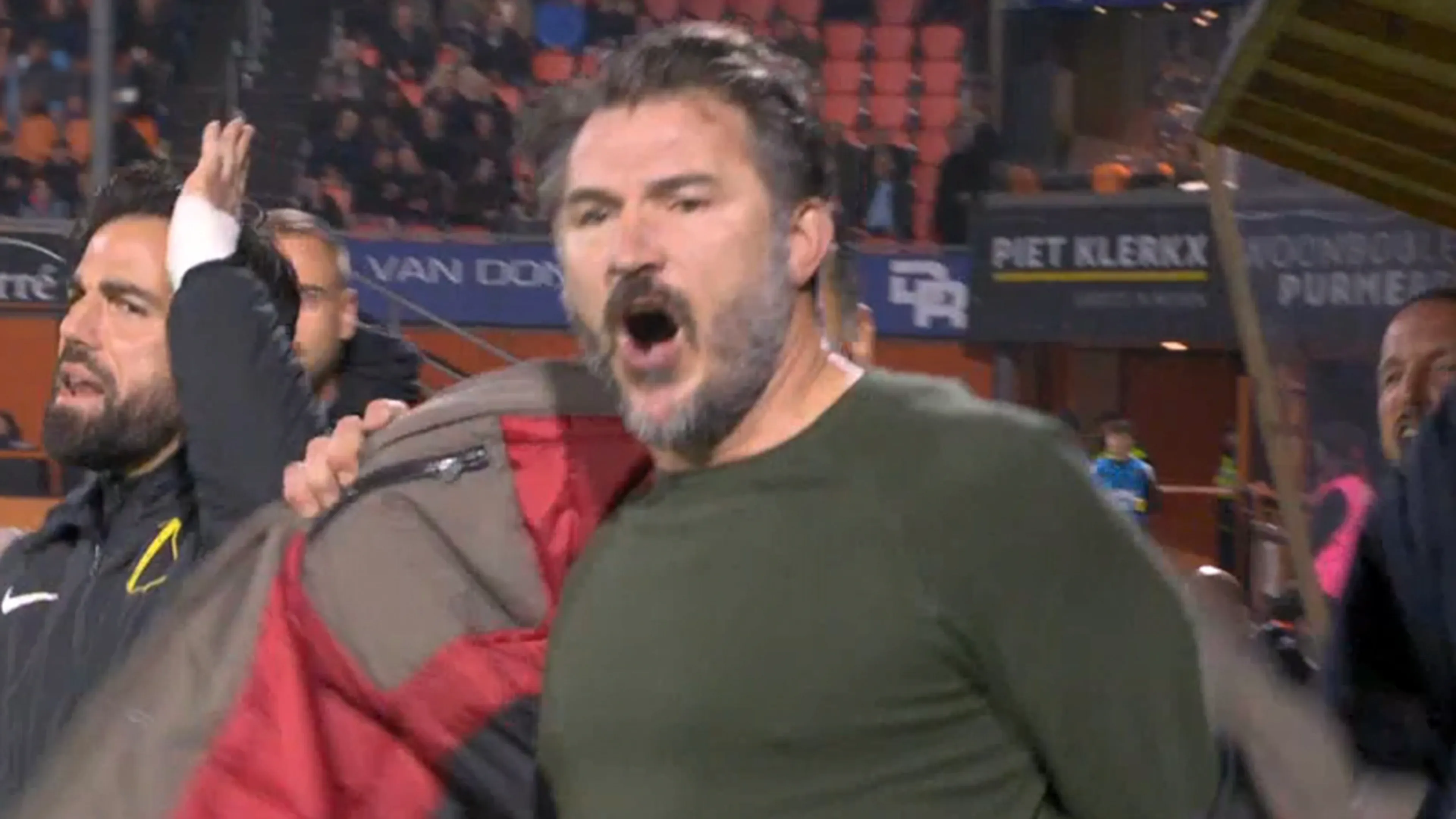 Video: NAC Breda-trainer Carl Hoefkens gooit woedend zijn jas uit na rode kaart voor Lewis Holtby