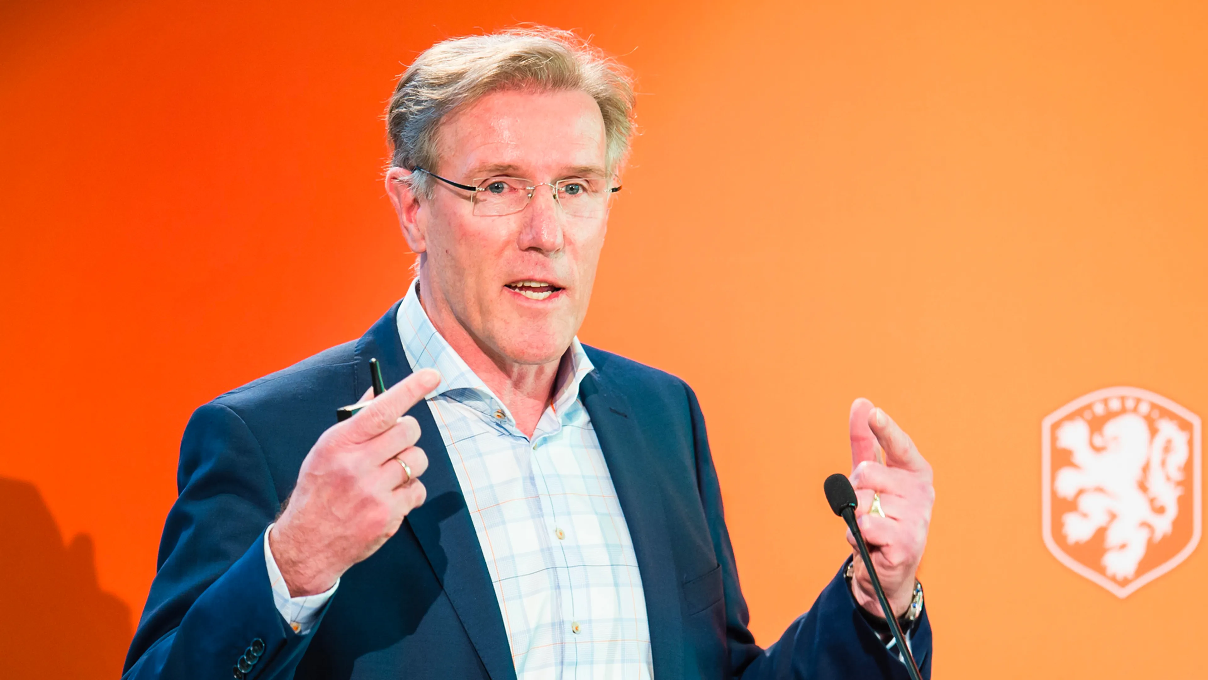 Hans van Breukelen gaat aan de wandel in nieuw wandelprogramma van KRO-NCRV