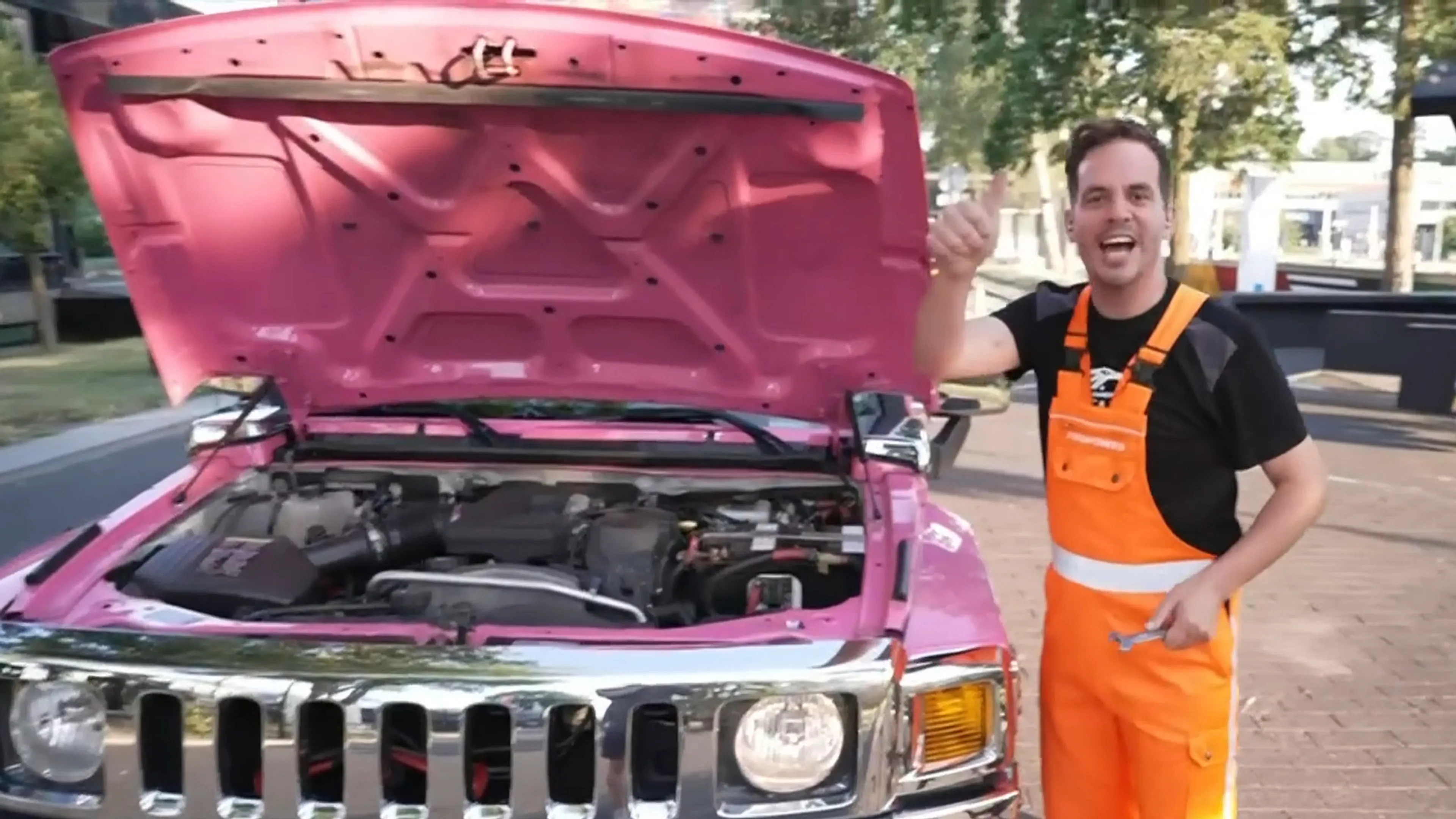 Proforto-mannetje schiet te hulp en zorgt dat superfan Willy (79) gewoon met limousine naar huis kan