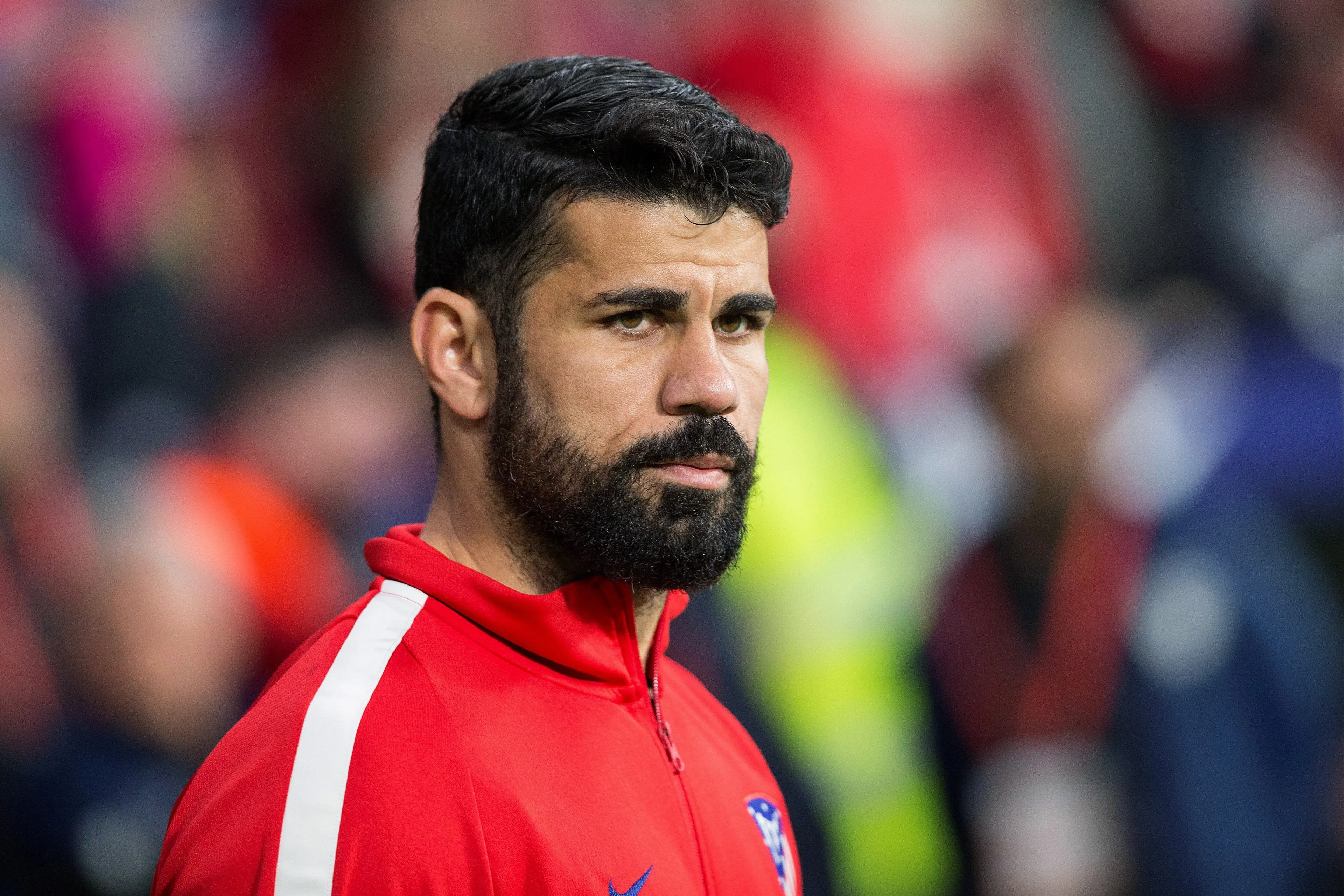 Costa aan de kant met dijbeenblessure