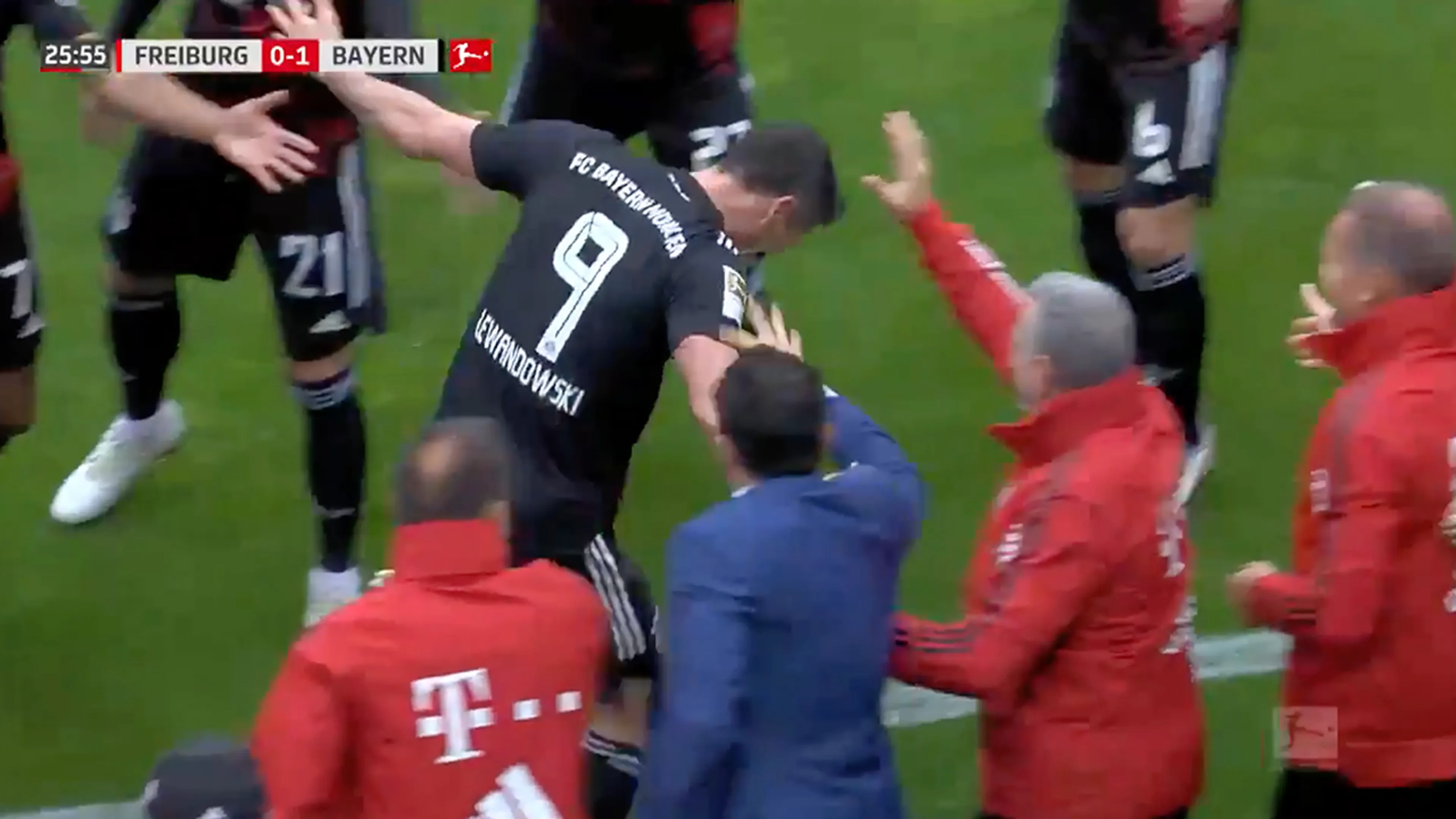 Prachtig! Spelers en staf van Bayern München vormen erehaag voor Lewandowski