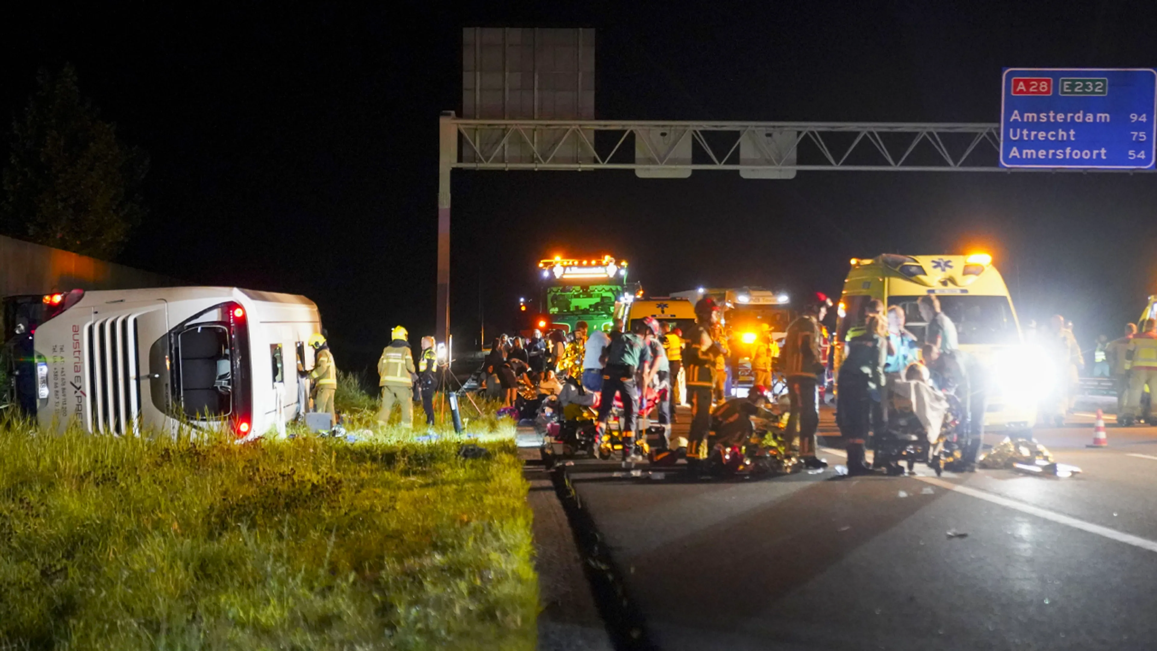 Acht gewonden naar het ziekenhuis na ernstig ongeval met touringcar op A28