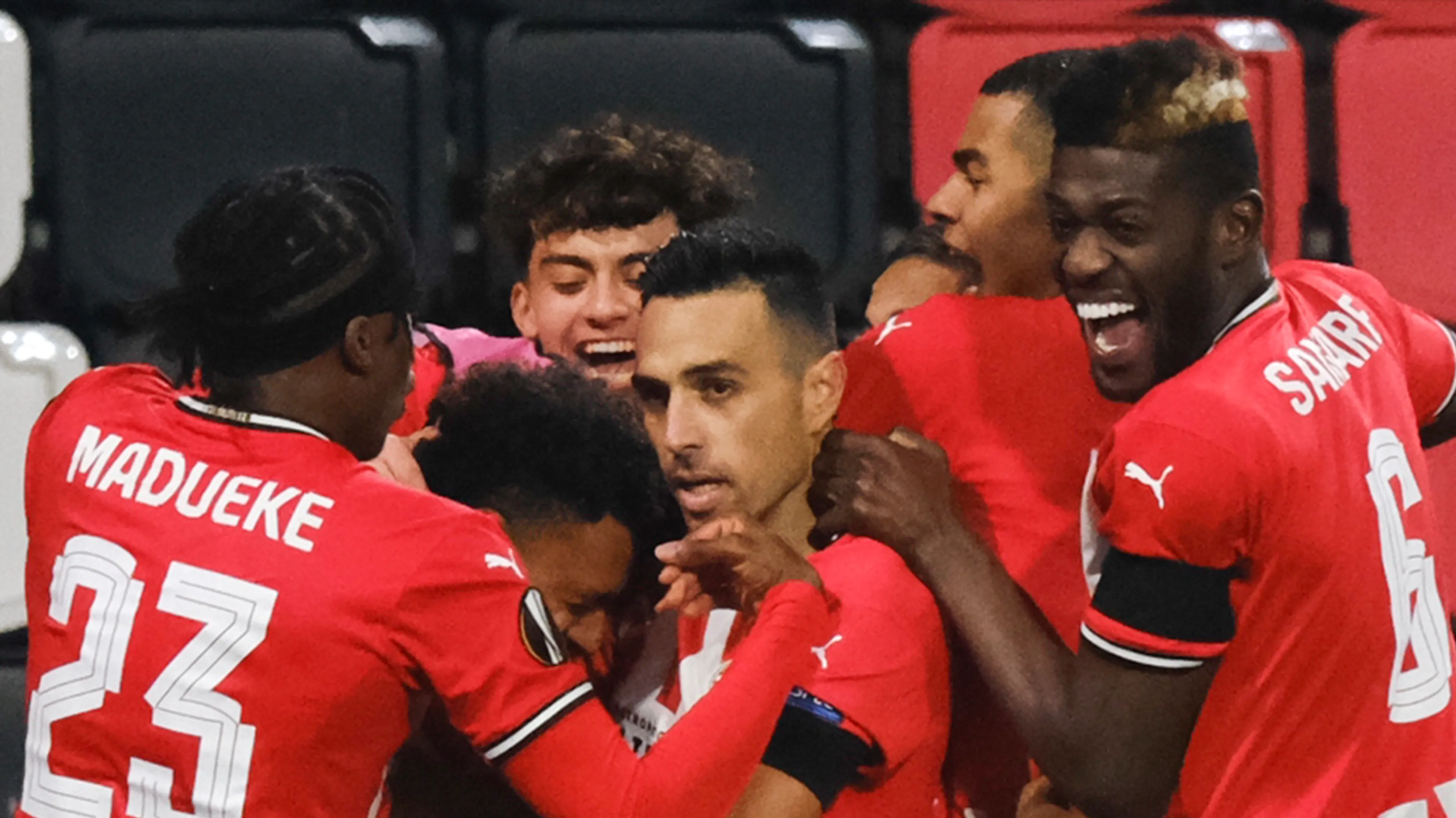 PSV knokt zich knap terug; AZ speelt gelijk