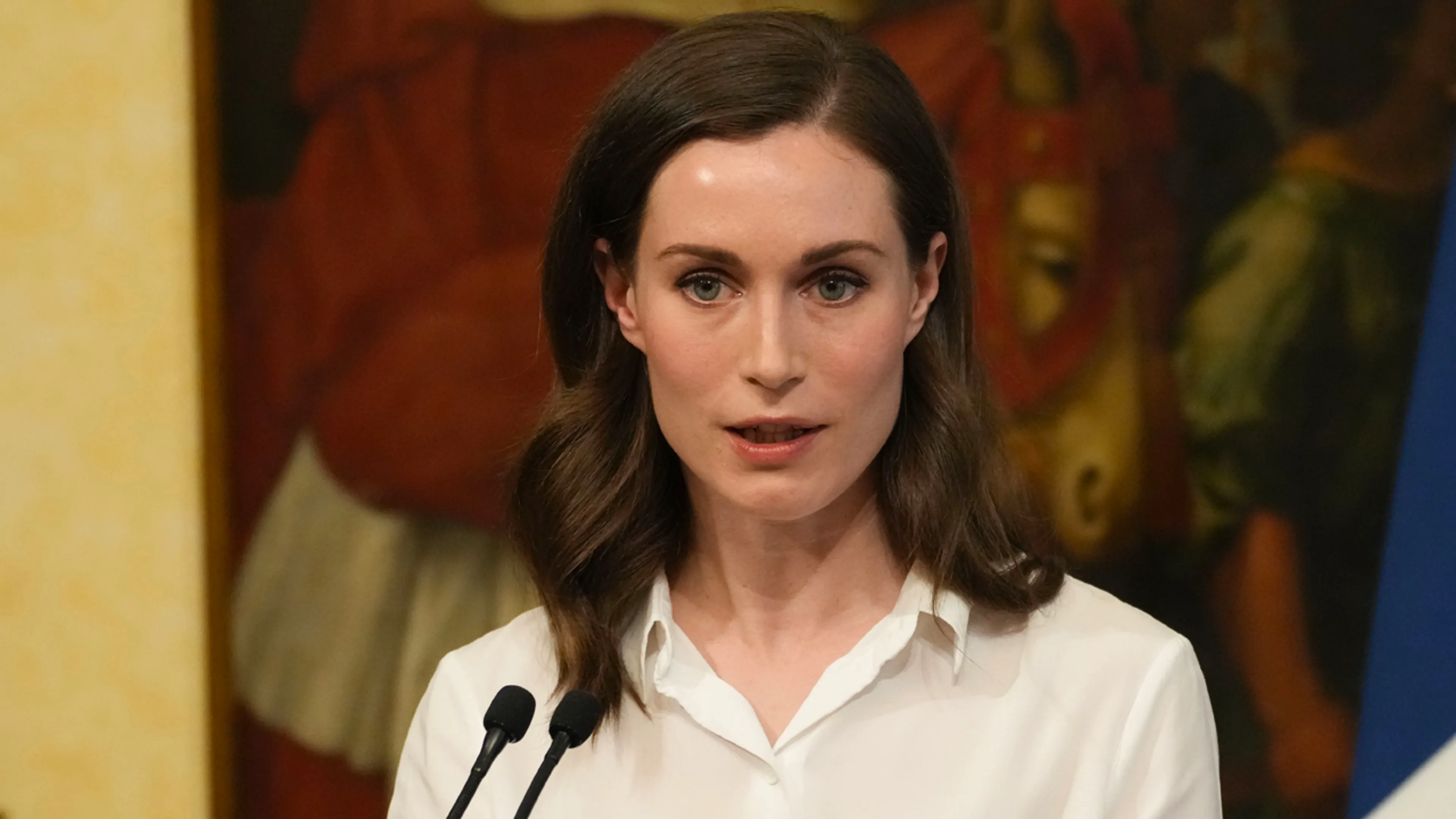 Finse premier biedt verontschuldigingen aan voor topless foto in ambtswoning