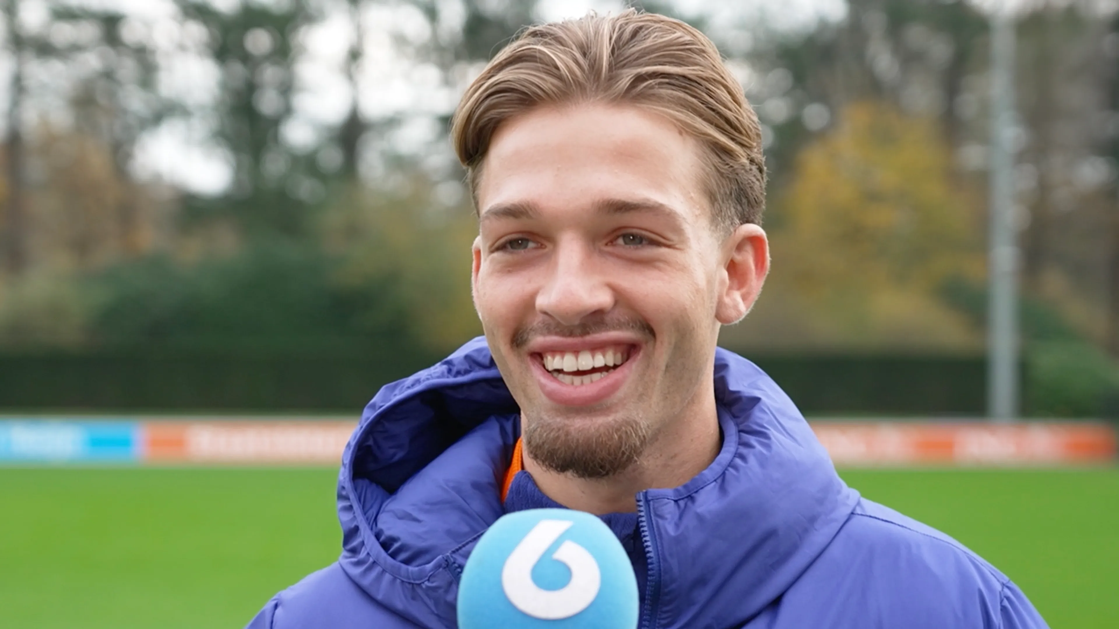 Luciano Valente samen met all time Oranje-held bij Nederlands Elftal: 'Iemand waar ik tegenop kijk!'
